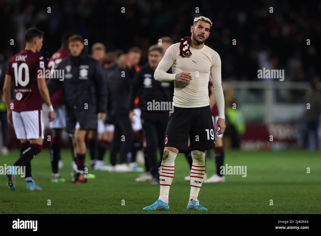 Turin, Italien, 10.. April 2022. Theo Hernandez vom AC Mailand reagiert auf das Unentschieden von 0-0 beim Finalpfiff des Serie-A-Spiels im Stadio Grande Torino, Turin. Bildnachweis sollte lauten: Jonathan Moscrop / Sportimage Kredit: Sportimage/Alamy Live News Stockfoto