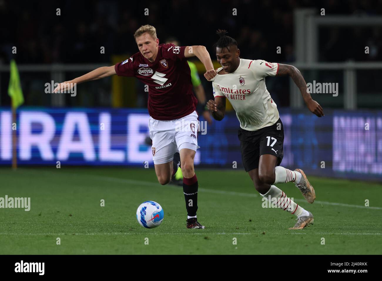 Turin, Italien, 10.. April 2022. David Zima von Turin FC Zwickel mit Rafael Leao von AC Mailand während der Serie A Spiel im Stadio Grande Torino, Turin. Bildnachweis sollte lauten: Jonathan Moscrop / Sportimage Kredit: Sportimage/Alamy Live News Stockfoto