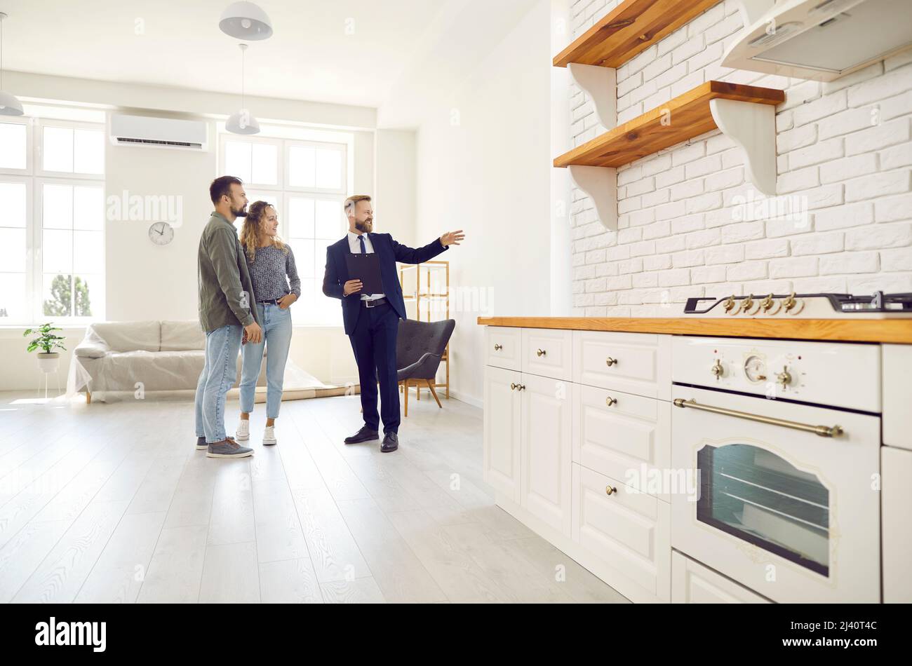 Männliche Relator zeigen nach Hause zu paar Käufer Stockfoto