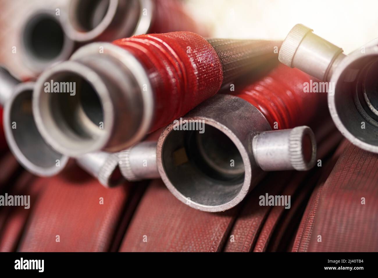 Das Feuerwehrwerkzeug. Kurzer Schuss von gewickelten Löschschläuchen. Stockfoto