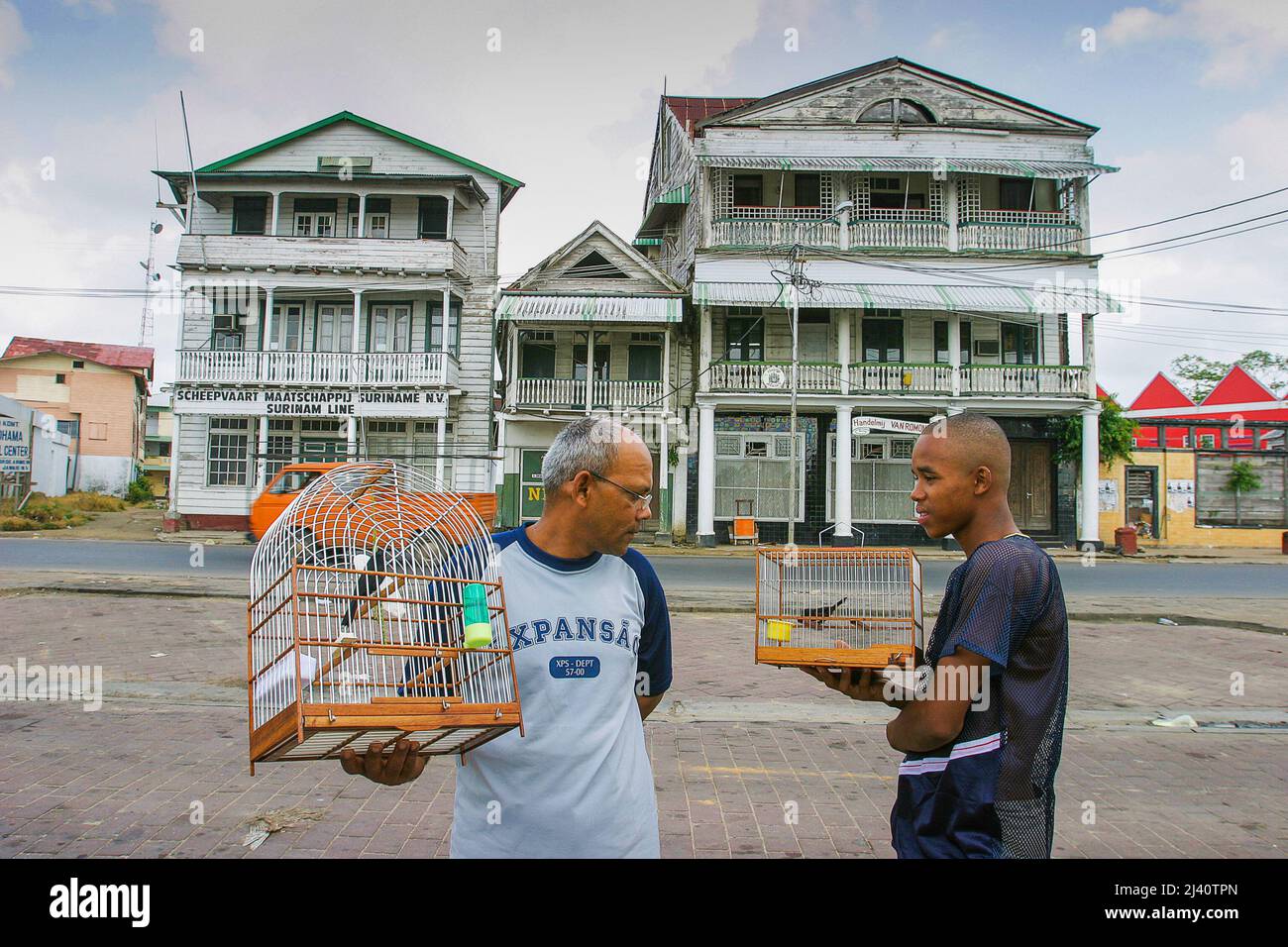 Surinam, Paramaribo - Vogelgesang Wettbewerb ist ein Sport, der am frühen Morgen in der Nähe der Uferpromenade statt. Diese Männer sind auf dem Weg zur Website Stockfoto