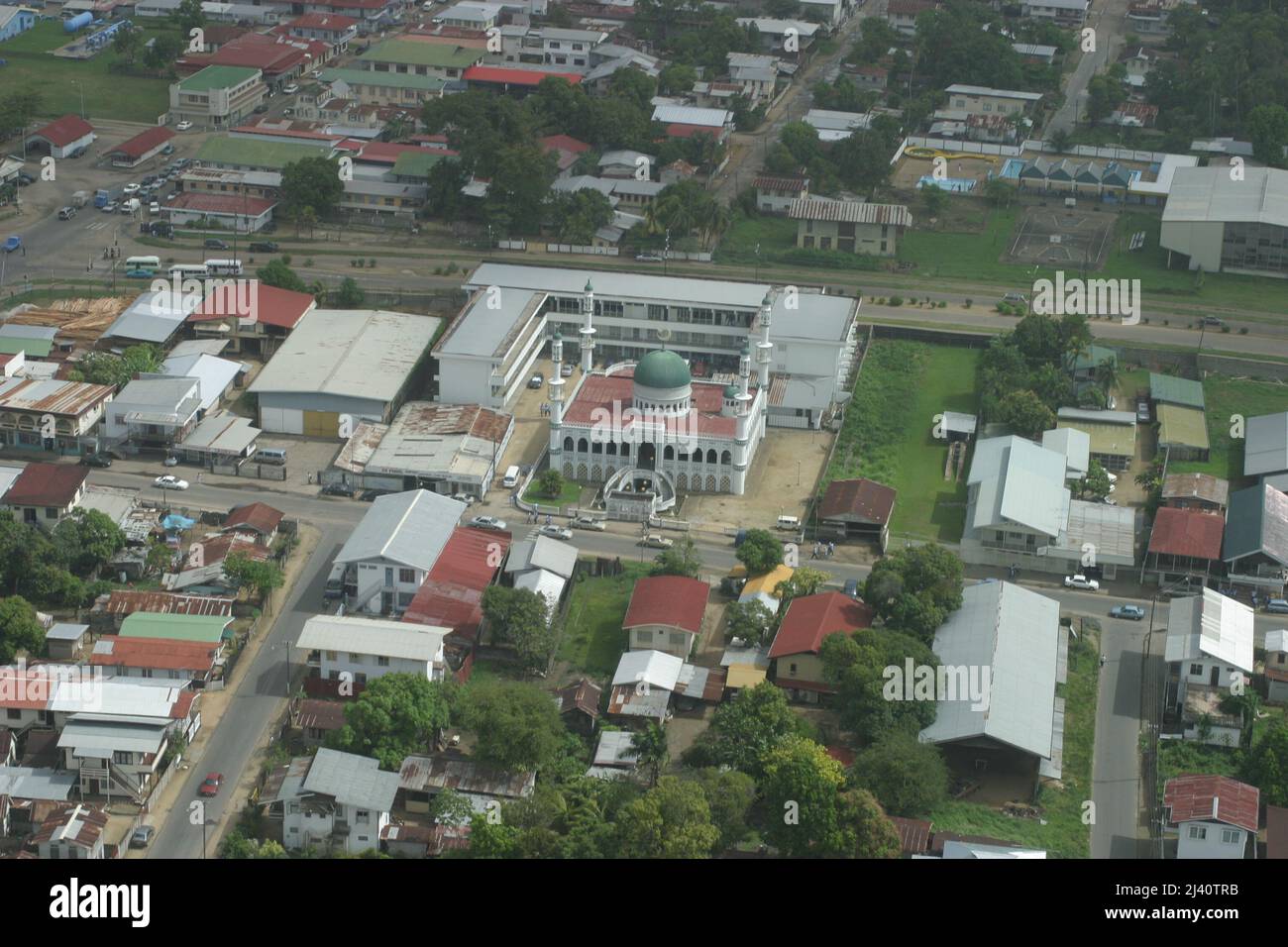 Surinam, Luftaufnahme aus einem Stadtteil von Paramaribo mit einer Moschee. Stockfoto