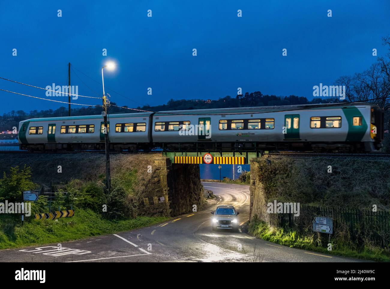 Rushbrooke, Cork, Irland. 11.. April 2022. Ein Zug vom Bahnhof Kent fährt am frühen Morgen über eine Brücke nach Cobh in Rushbrooke, Co. Cork, Irland. - Credit; David Creedon / Alamy Live News Stockfoto
