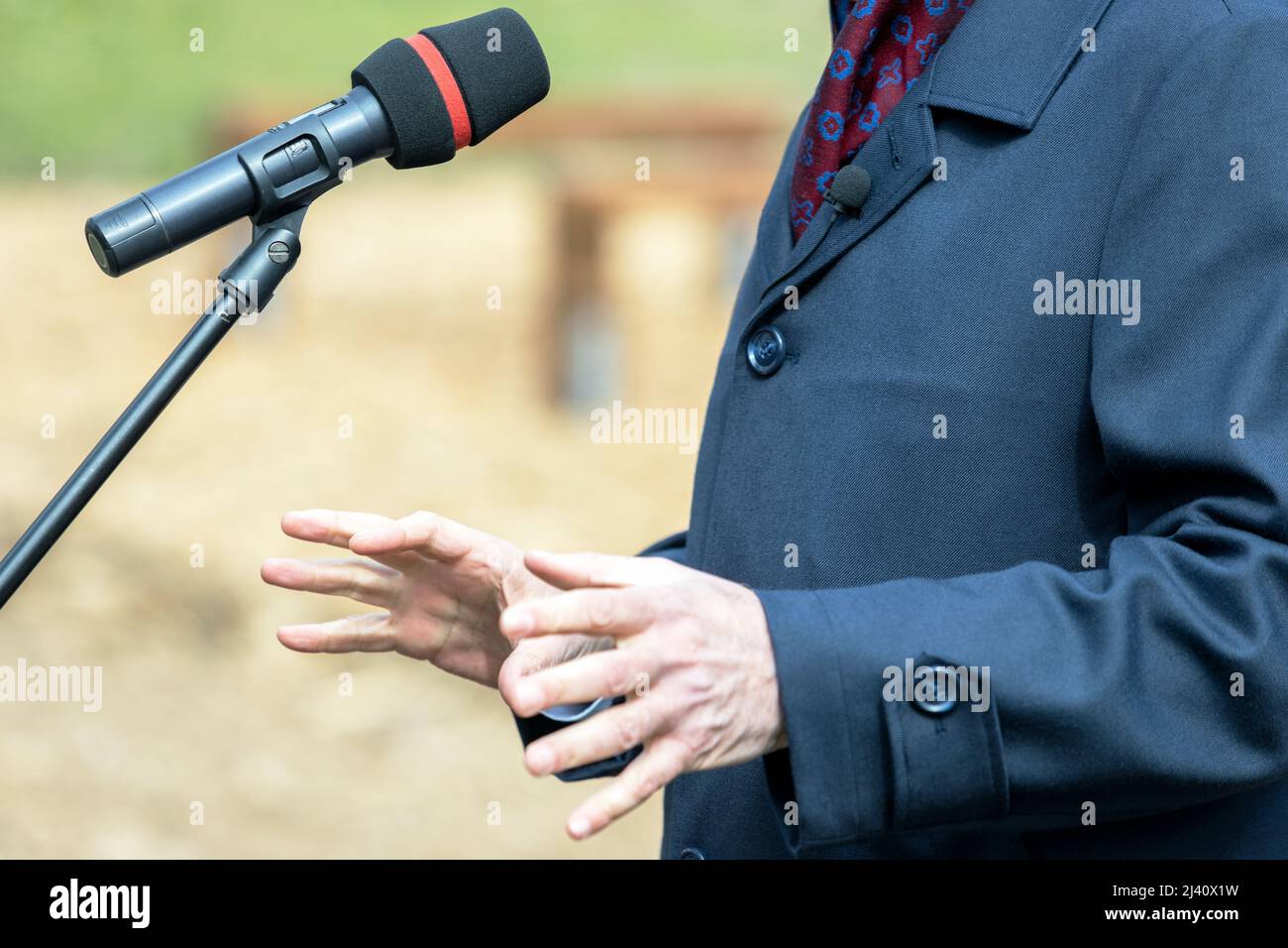 Politiker oder Geschäftsleute halten eine Rede auf einer Medienveranstaltung oder einer Pressekonferenz Stockfoto