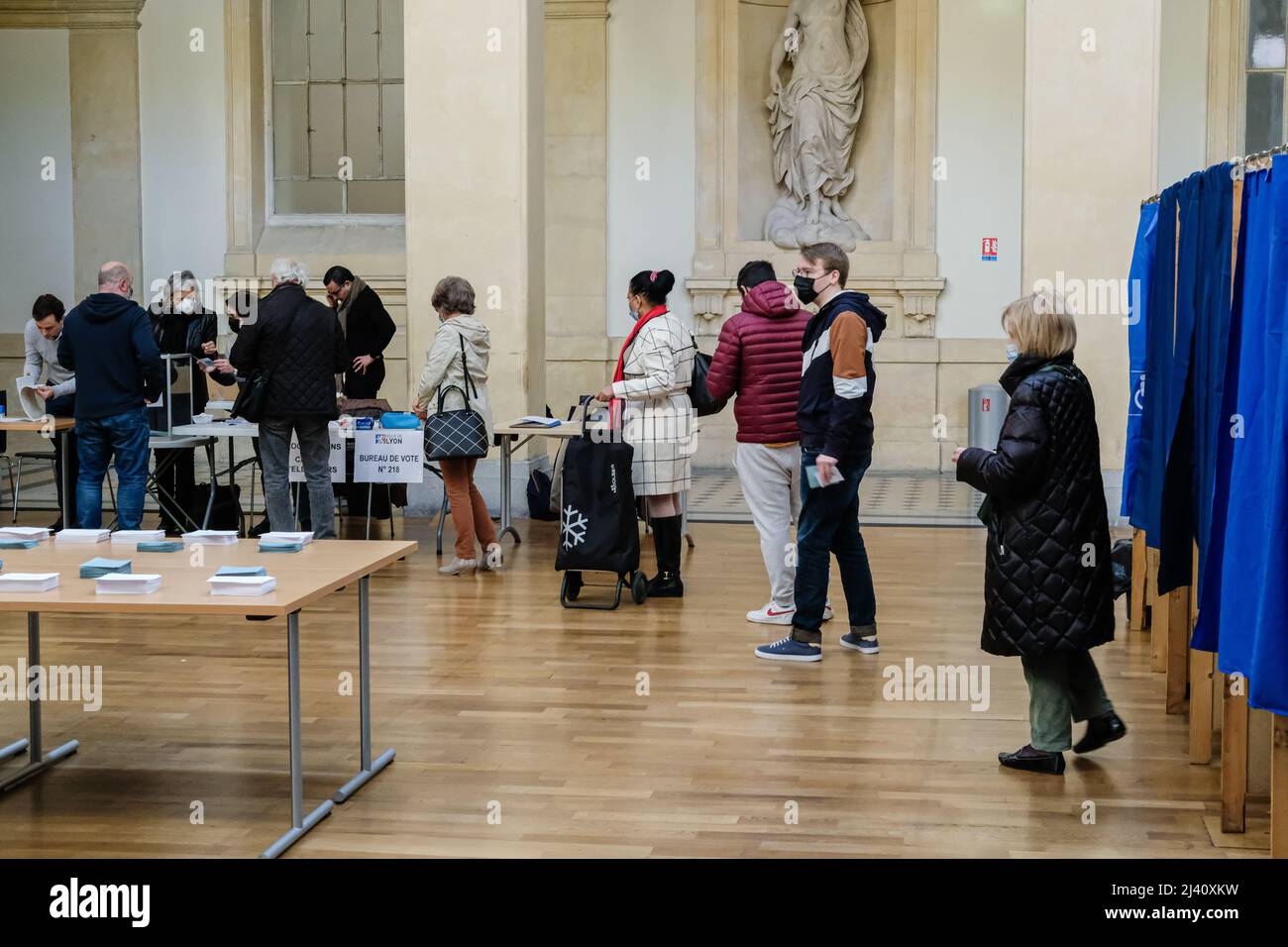 Lyon (Frankreich), 10. April 2022. Erste Runde der Präsidentschaftswahlen im Wahllokal Palais de la Bourse. Stockfoto