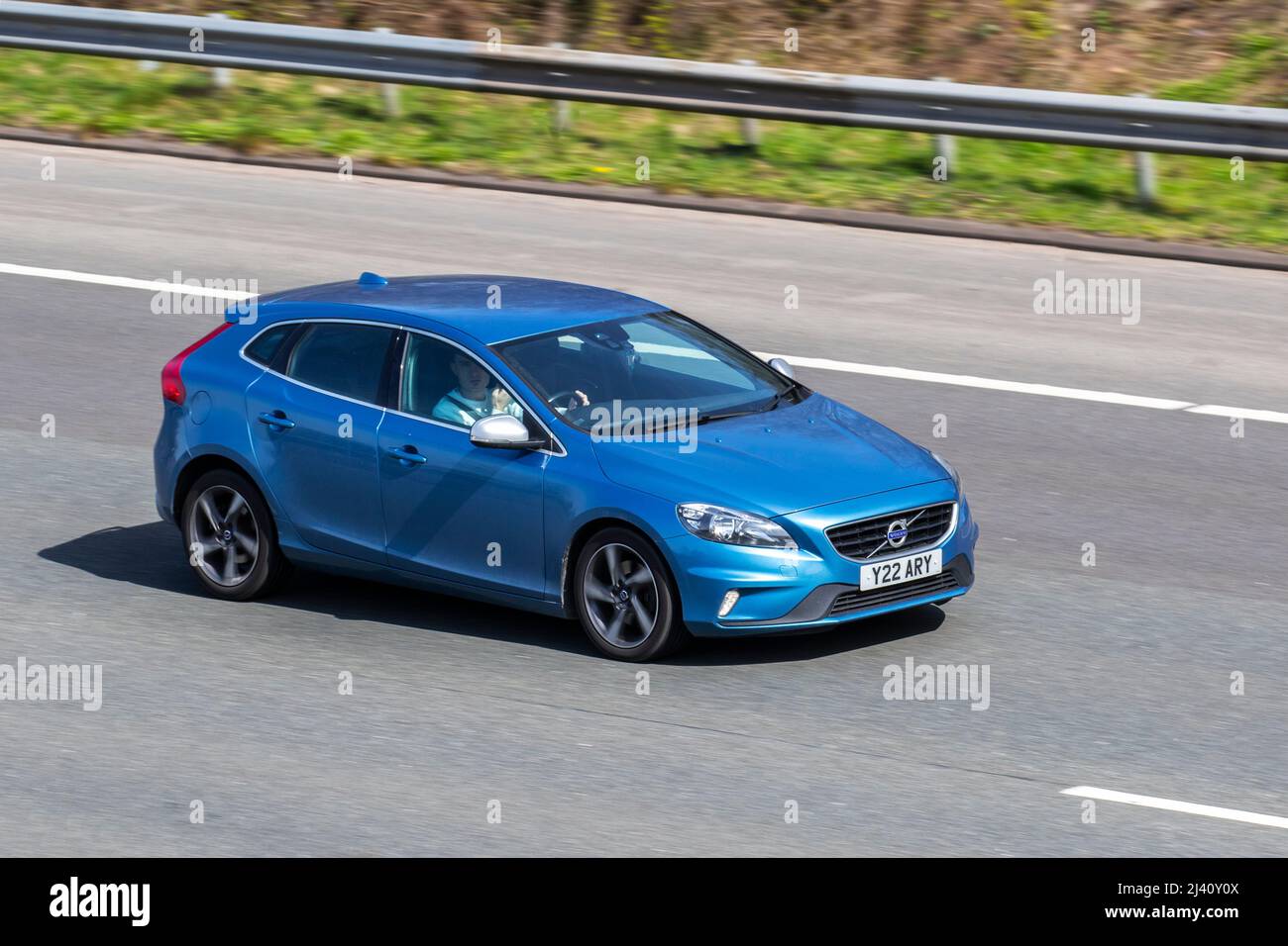 2015 blauer Volvo V40 D2 R-Design Nav, 1969cc Diesel 6-Gang Schaltgetriebe; Fahren auf der Autobahn M61 Großbritannien Stockfoto