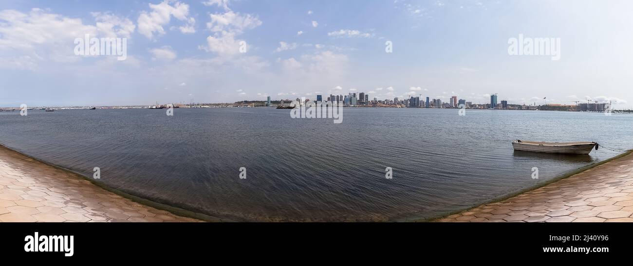 Luanda Angola - 10 13 2021: Ultra-Panoramablick auf die Innenstadt von Luanda, moderne Wolkenkratzer, Bucht, Hafen von Luanda, marginal und zentral Stockfoto