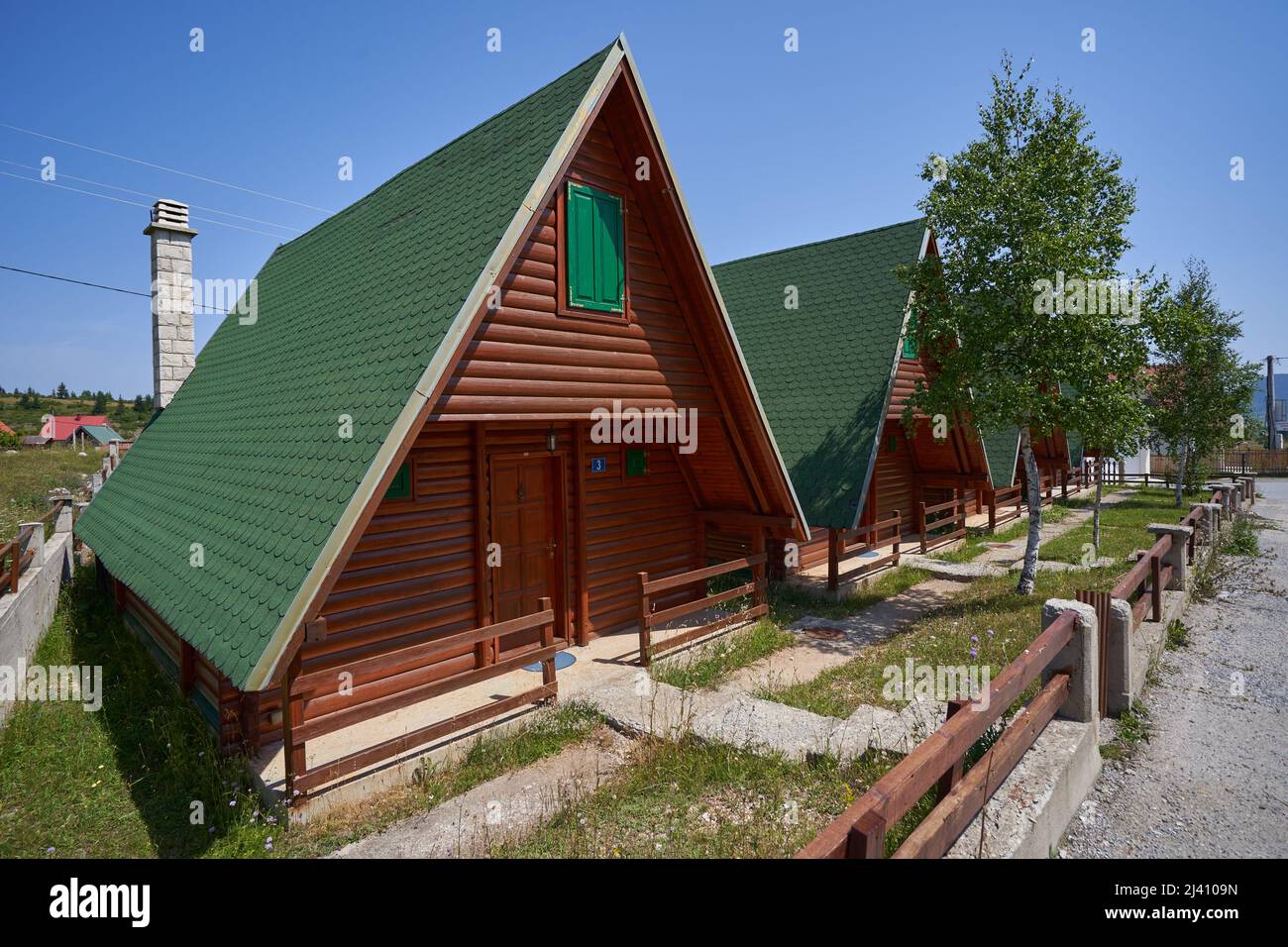 ZABLJAK, MONTENEGRO - 27. JULI 2021: Holzbungalows für Touristen in den Bergen Montenegros Stockfoto