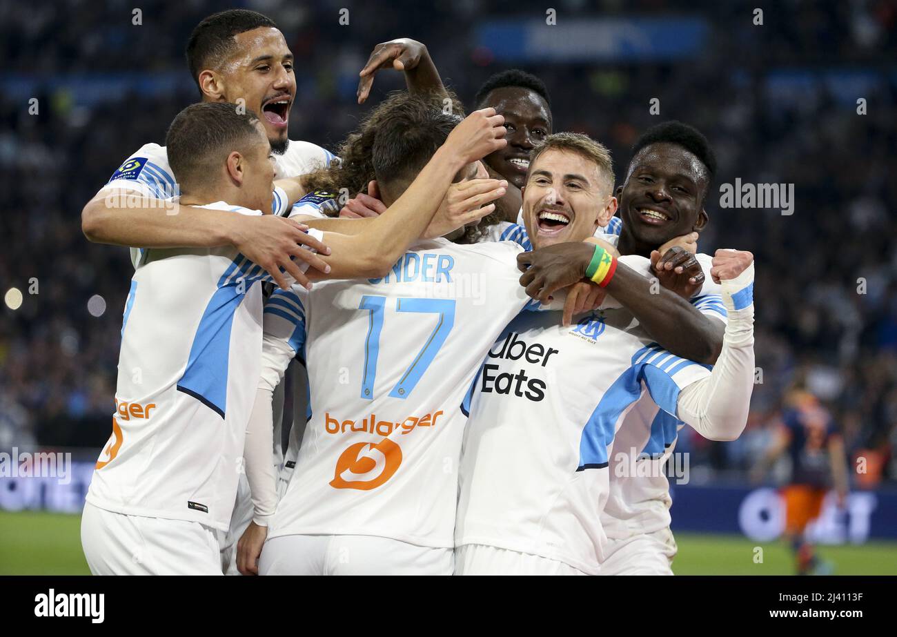 Cengiz Under von Marseille #17 feiert sein Tor beim Elfmeterschießen mit William Saliba, Valentin Rongier und Bamba Dieng während des Fußballspiels der französischen Ligue 1 zwischen Olympique de Marseille (OM) und Montpellier HSC (MHSC) am 10. April 2022 im Stade Velodrome in Marseille, Frankreich - Foto: Jean Catuffe/DPPI/LiveMedia Stockfoto