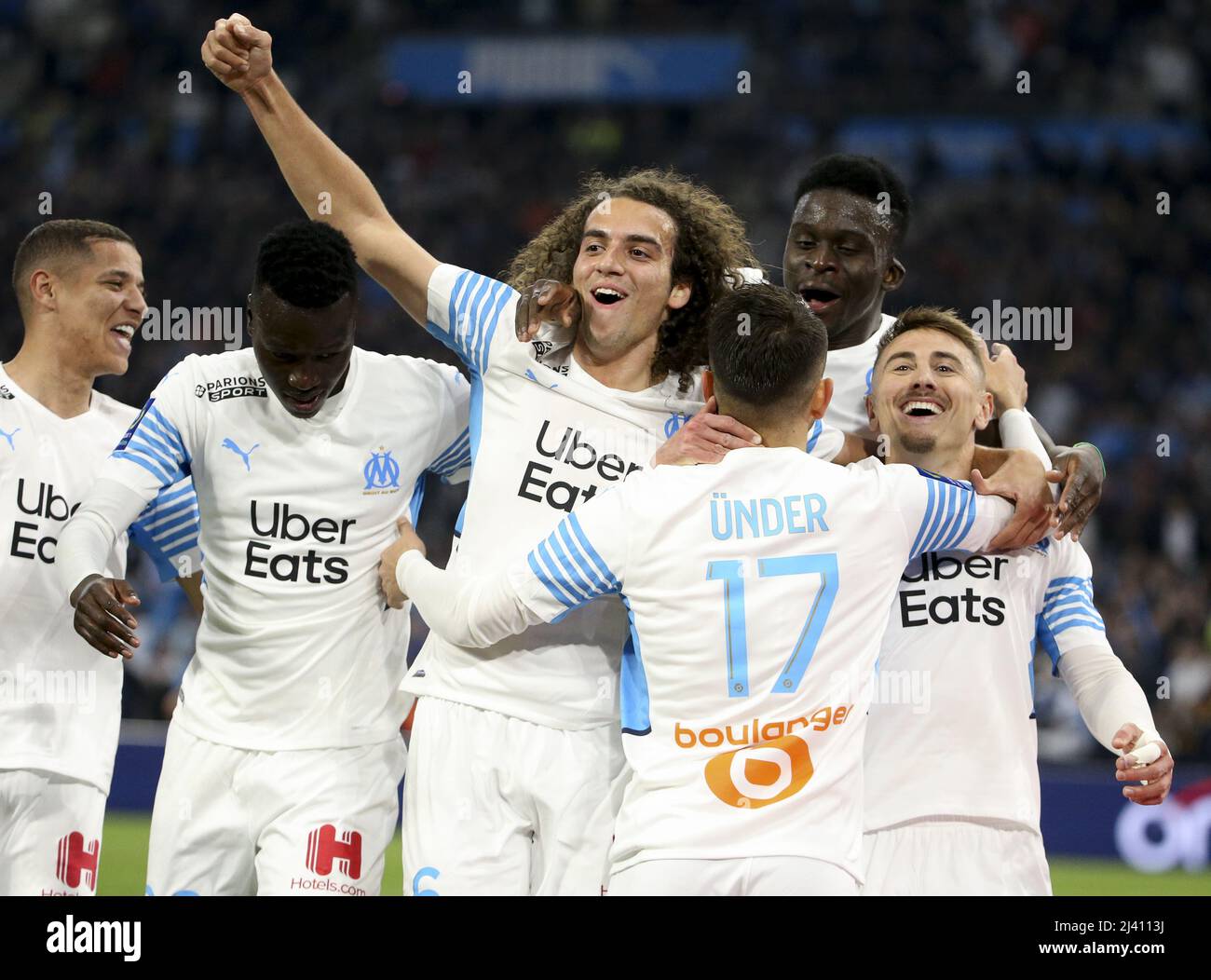 Cengiz Under von Marseille #17 feiert sein Tor beim Elfmeterschießen mit Matteo Guendouzi, Bamba Dieng, Valentin Rongier während des Fußballspiels der französischen Ligue 1 zwischen Olympique de Marseille (OM) und Montpellier HSC (MHSC) am 10. April 2022 im Stade Velodrome in Marseille, Frankreich - Foto: Jean Catuffe/DPPI/LiveMedia Stockfoto