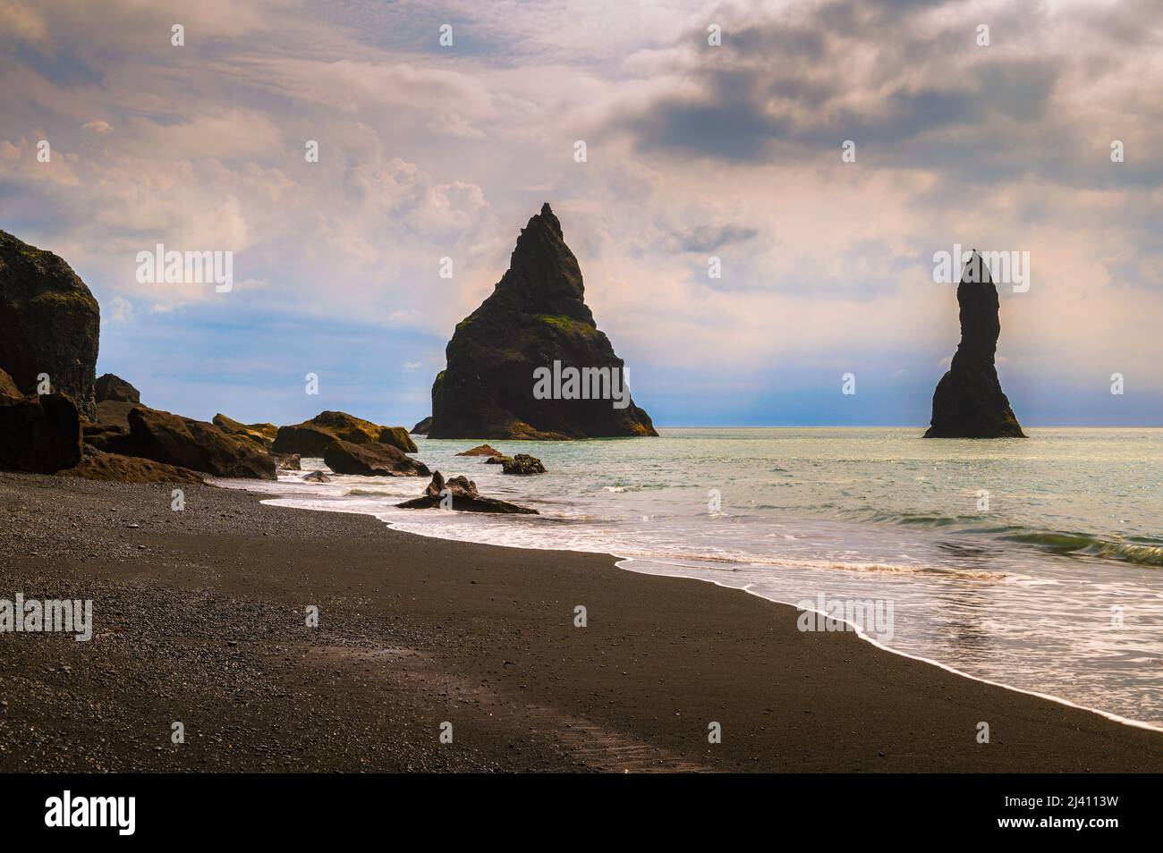 Reynisdrangar Basaltmeer-Stapel in der Nähe der Gemeinde Vik in Island Stockfoto