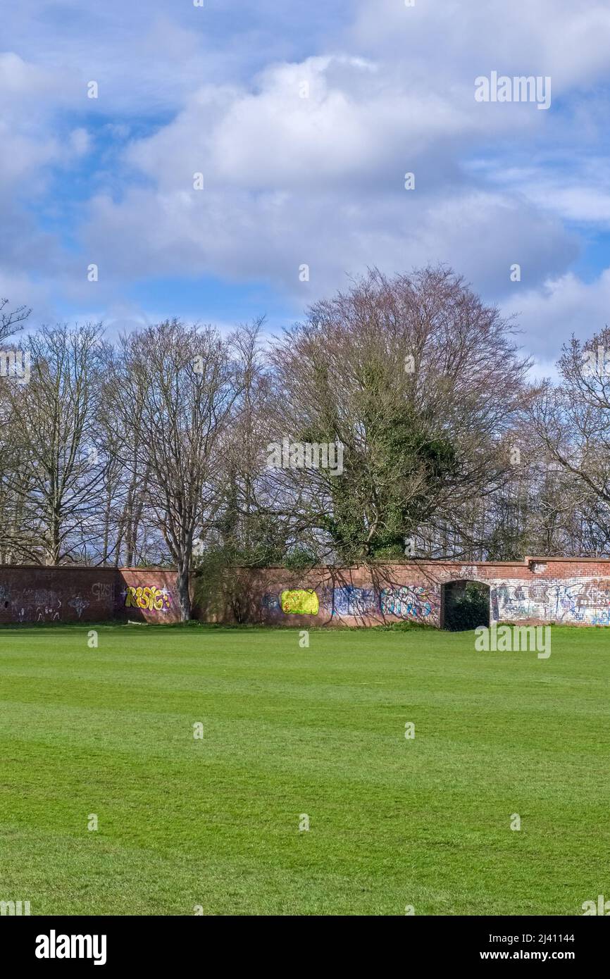 Troon, Schottland, Großbritannien - 07. April 2022: The Walled Garden im Fullerton Park in Troon mit seinen lokalen Graffiti an der Hauptgrenzmauer Stockfoto