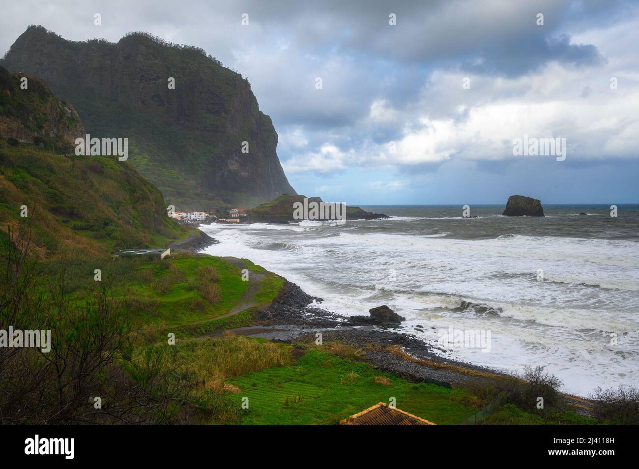 Küste und Klippen in der Nähe von Santana auf den Madeira-Inseln, Portugal Stockfoto
