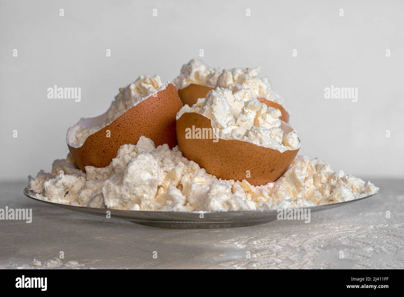 Eiweißpulver auf einem Teller und Eierschalen. Sporternährung. Stockfoto