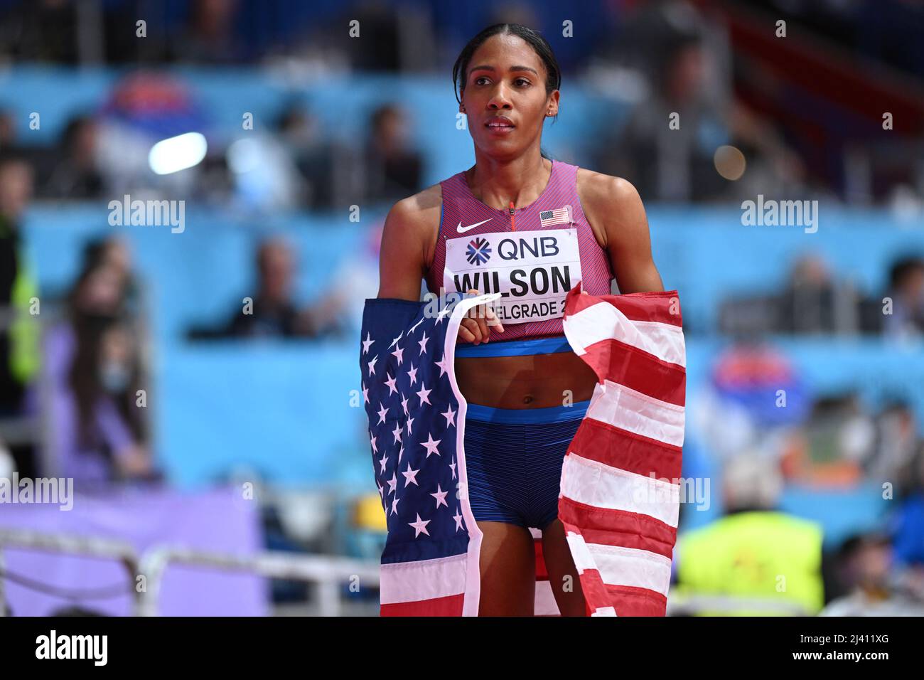 Ajee Wilson mit der EEUU-Flagge bei den Hallen-Weltmeisterschaften 2022 in Belgrad. Stockfoto