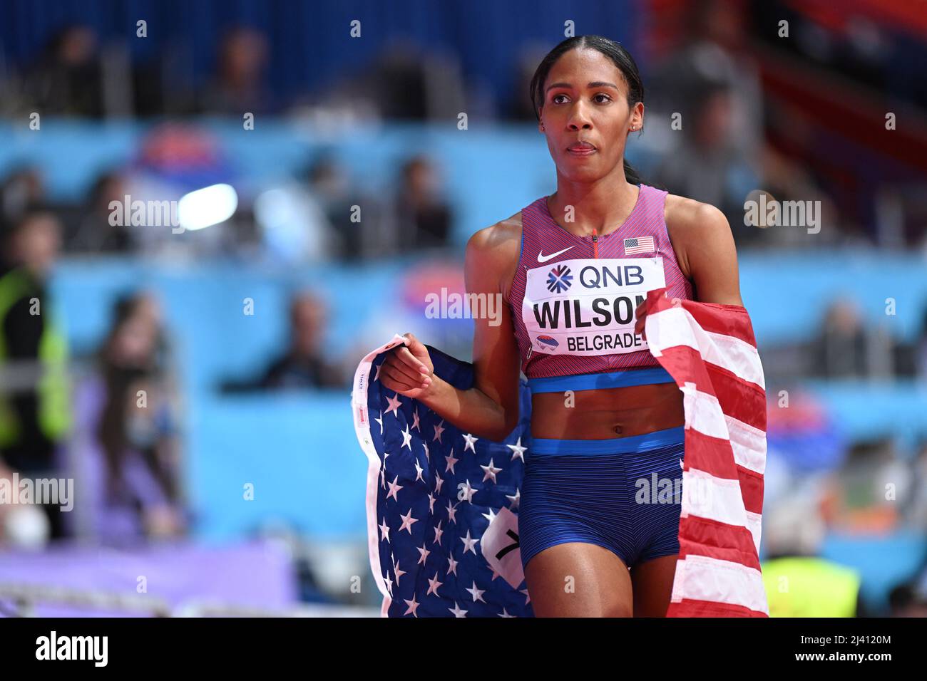 Ajee Wilson mit der EEUU-Flagge bei den Hallen-Weltmeisterschaften 2022 ...