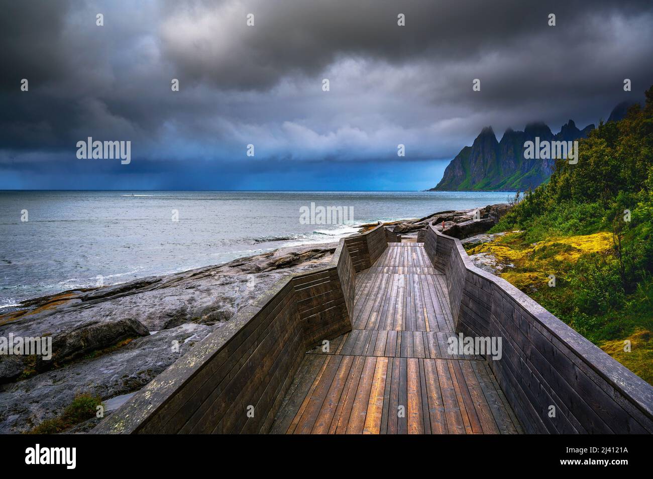 Holzsteg am Strand von Tungeneset auf der Insel Senja im Norden Norwegens Stockfoto