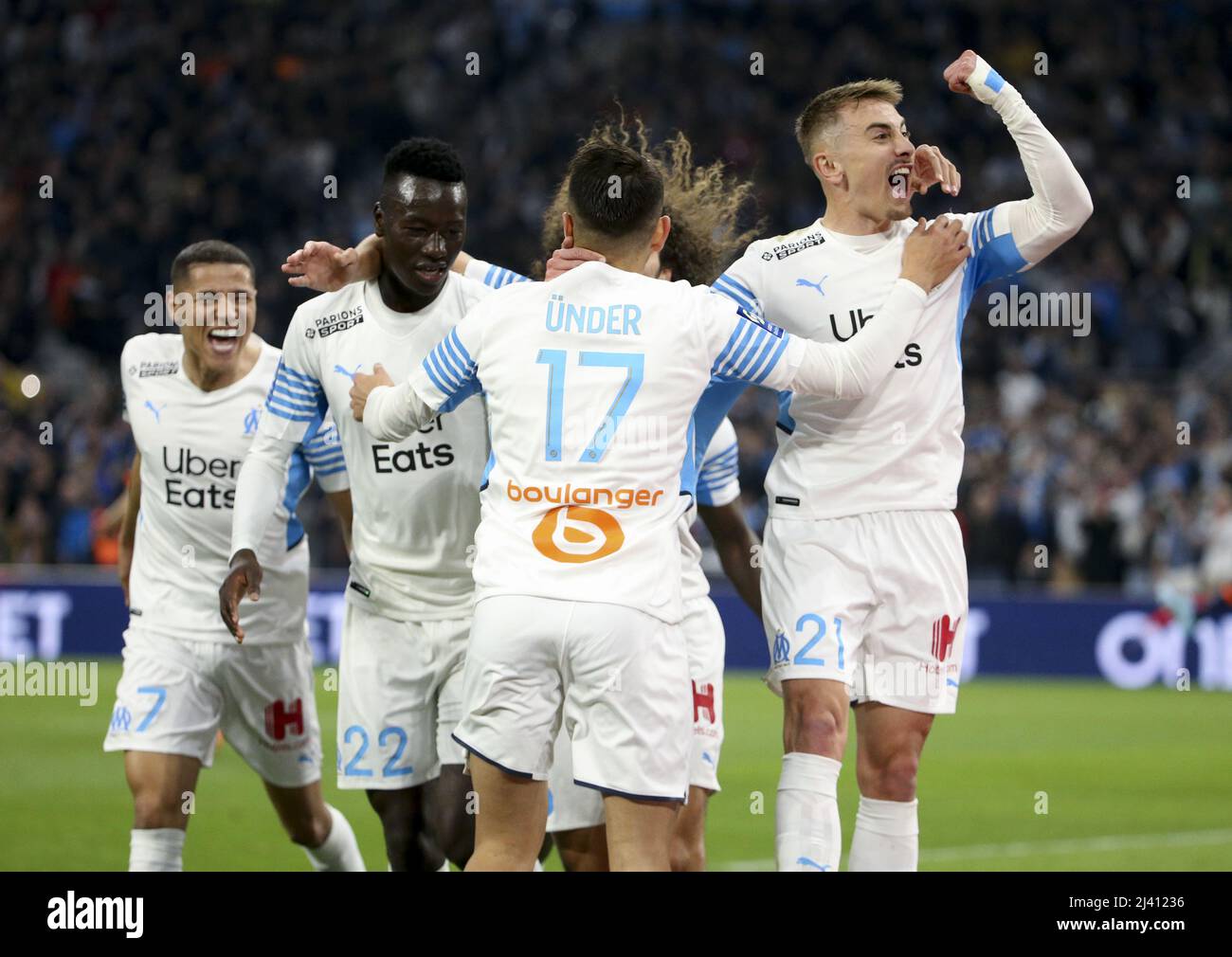 10. April 2022, Marseille, Frankreich: Cengiz Under von Marseille #17 feiert sein Tor beim Elfmeterschießen mit Amine Harit, Pape Gueye und Valentin Rongier während des Fußballspiels der französischen Ligue 1 zwischen Olympique de Marseille (OM) und Montpellier HSC (MHSC) am 10. April 2022 im Stade Velodrome in Marseille, Frankreich - Foto Jean Catuffe/DPPI/LiveMedia. (Bild: © Jean Catuffe/LPS via ZUMA Press) Stockfoto