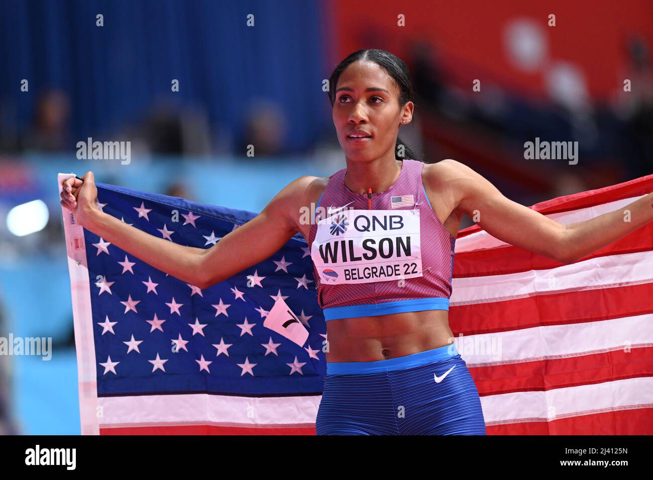 Ajee Wilson mit der EEUU-Flagge bei den Hallen-Weltmeisterschaften 2022 in Belgrad. Stockfoto