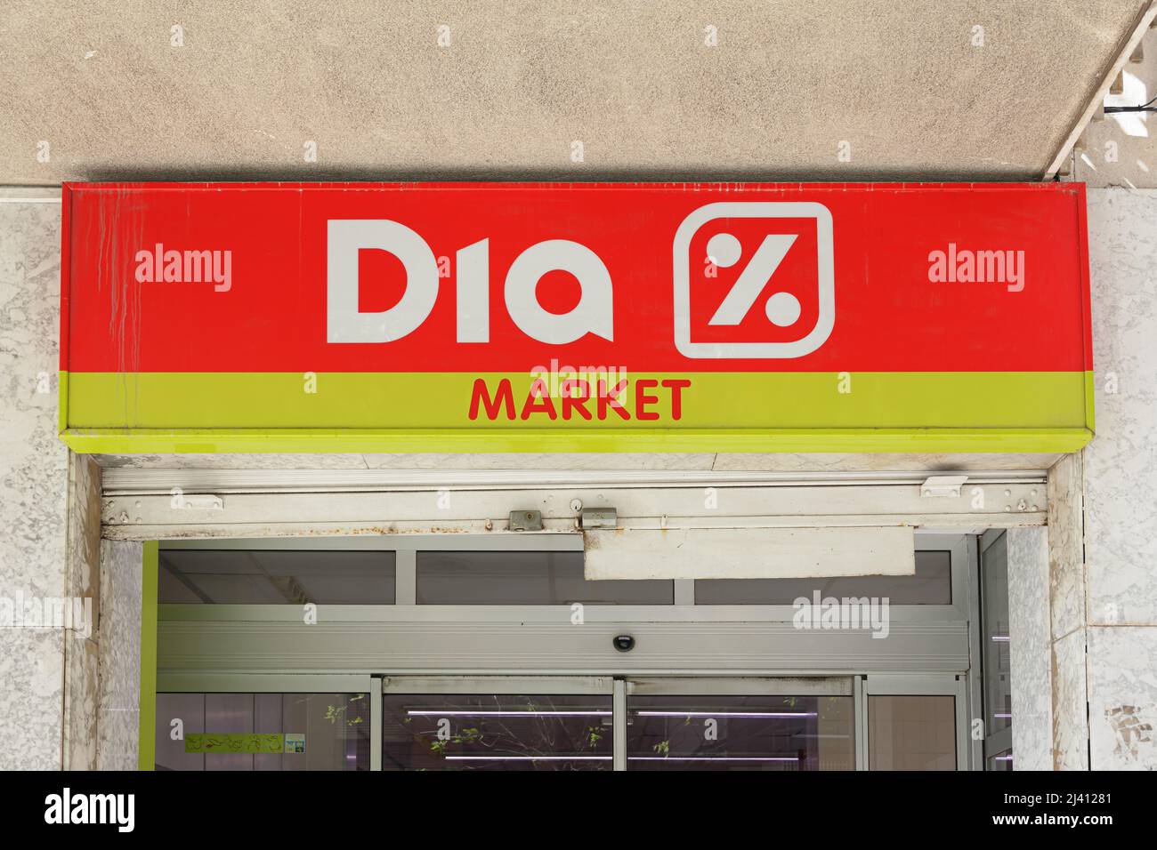 VALENCIA, SPANIEN - 07. APRIL 2022: DIA ist eine spanische multinationale Supermarktkette mit harten Rabatten Stockfoto