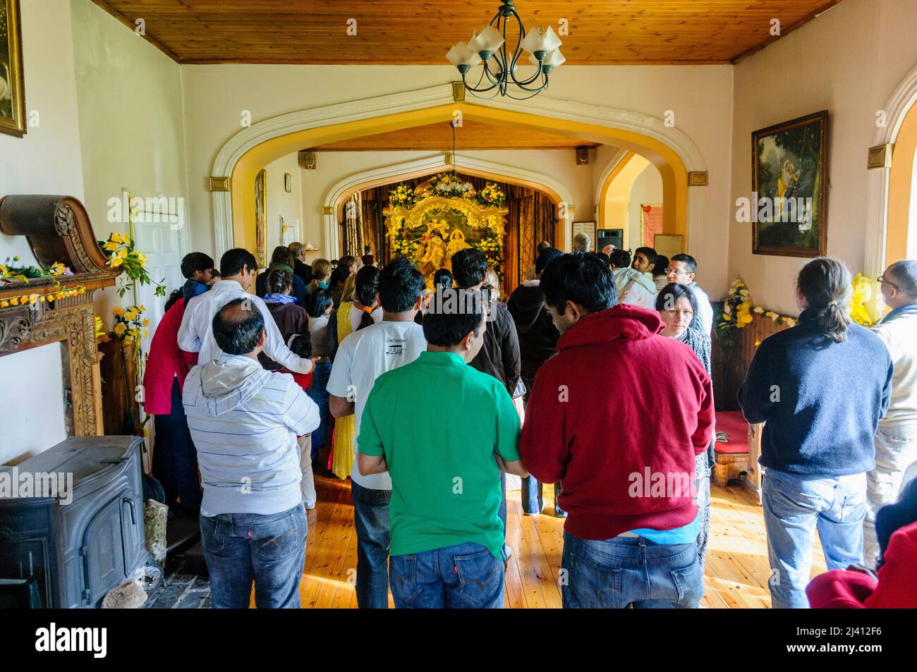 28.. Februar 2010. Inis Rath, Fermanagh, Nordirland. Die Menschen nehmen an einer Hare Krishna Tempelzeremonie Teil. Stockfoto