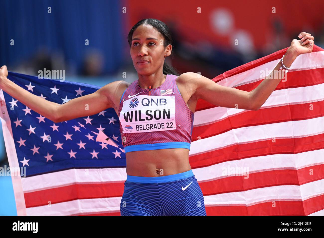 Ajee Wilson mit der EEUU-Flagge bei den Hallen-Weltmeisterschaften 2022 in Belgrad. Stockfoto