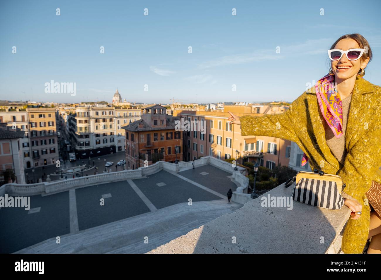 Frau genießt die wunderschöne morgendliche Stadtlandschaft von Rom Stockfoto