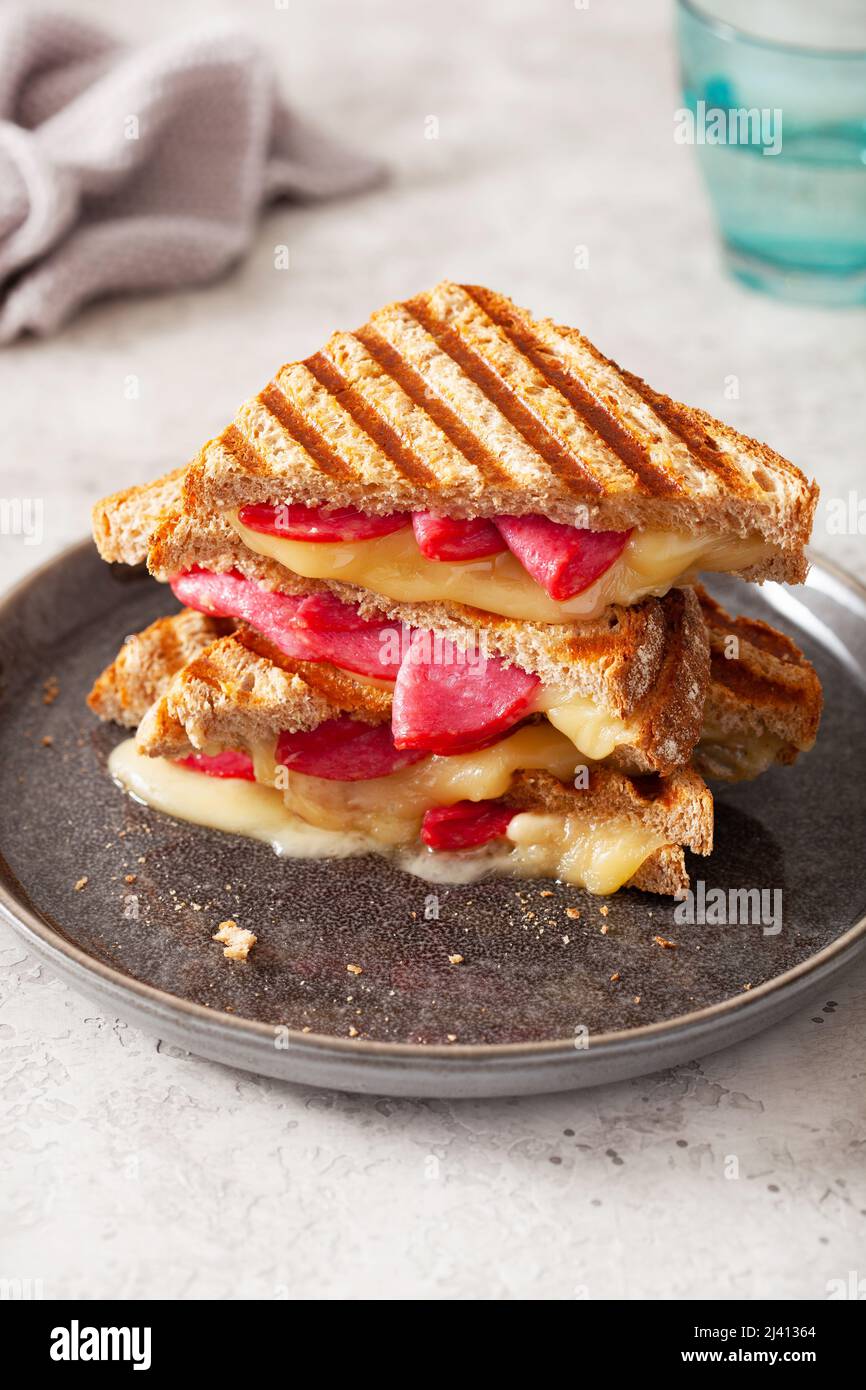 Gegrillte Salami und Käse Sandwich Stockfoto