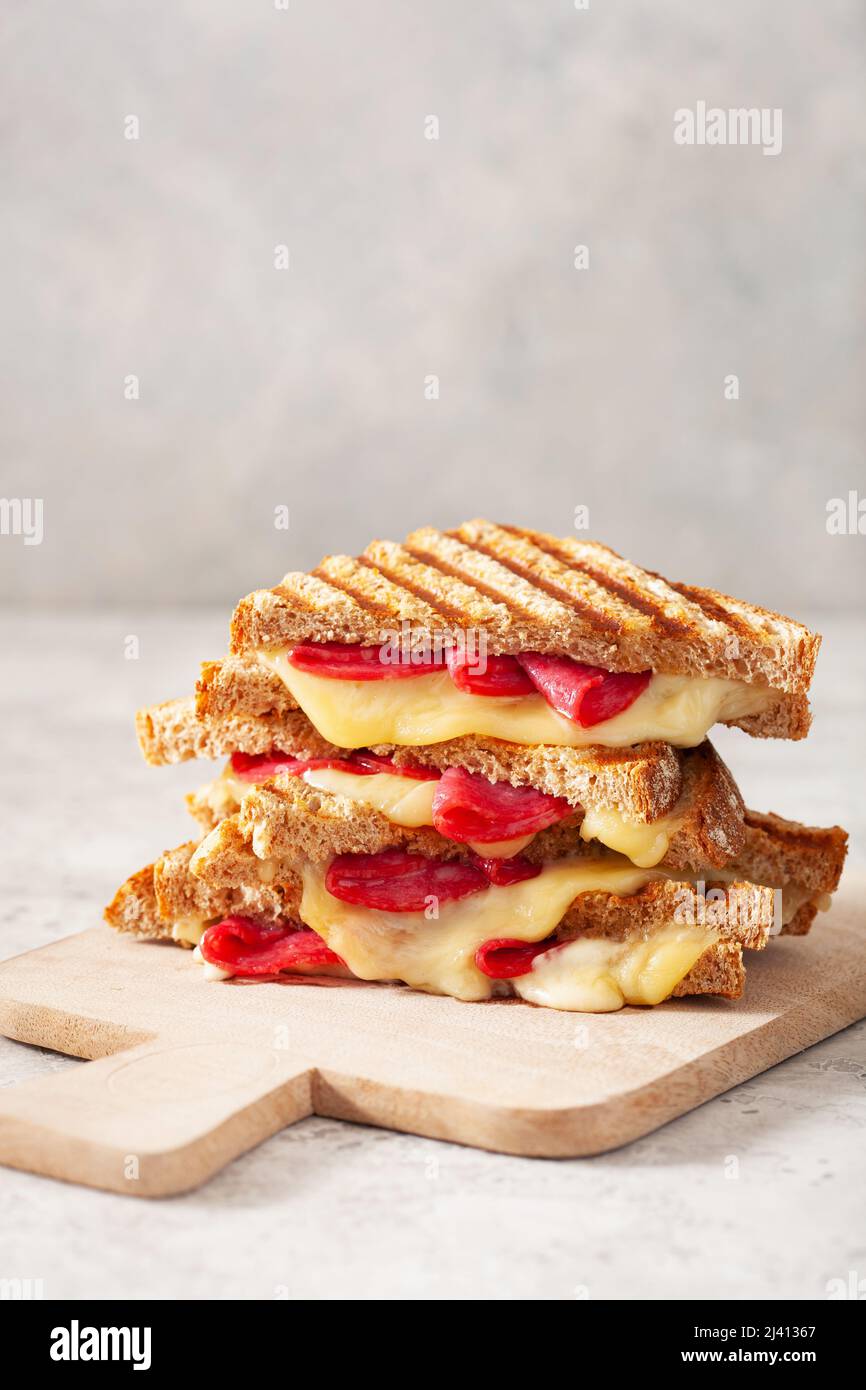 Gegrillte Salami und Käse Sandwich Stockfoto