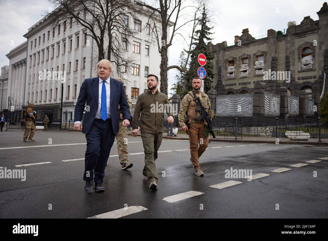 KIEW, UKRAINE - 09. April 2022 - der britische Premierminister Boris Johnson trifft den ukrainischen Präsidenten Wolodymyr Zelensky während eines Überraschungsbesuchs im Krieg Stockfoto