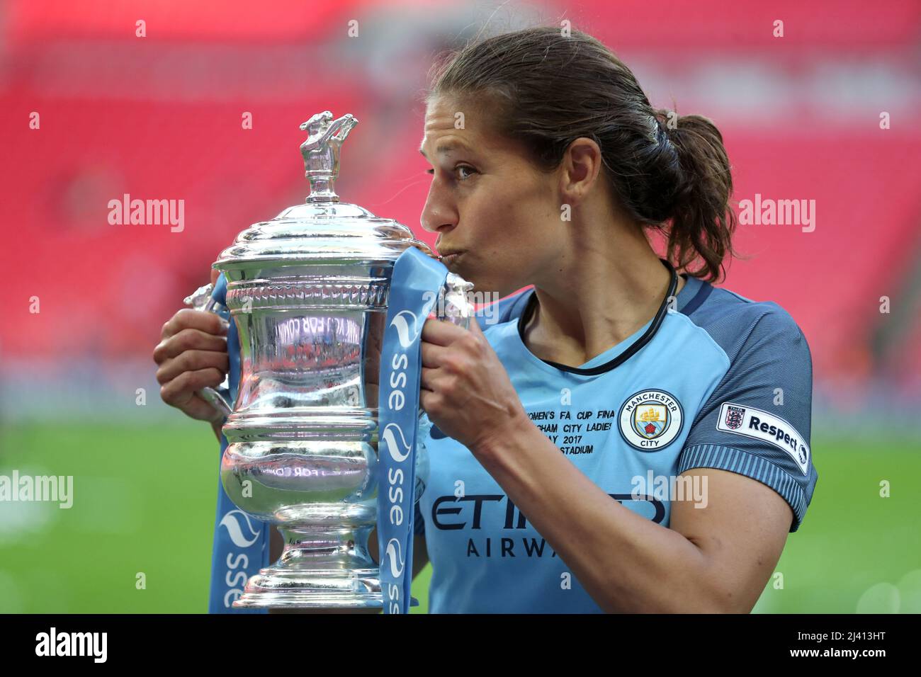 Aktenfoto vom 13-05-2017 des Carli Lloyd von Manchester City mit dem SSE Women's FA Cup. Carli Lloyd besteht darauf, dass sie keine Probleme mit der Anpassung an den Ruhestand hatte, aber die zweijährige FIFA-Spielerin des Jahres freut sich darauf, ihre Stiefel abzustauben, um in Soccer Aid in diesem Sommer zu spielen. Ausgabedatum: Montag, 11. April 2022. Stockfoto