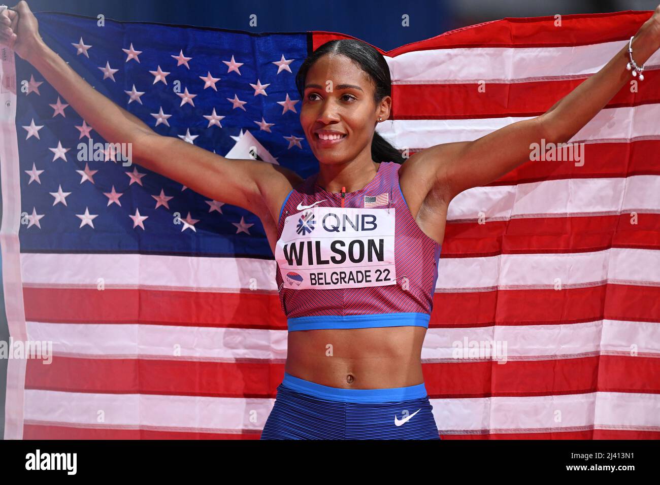 Ajee Wilson mit der EEUU-Flagge bei den Hallen-Weltmeisterschaften 2022 in Belgrad. Stockfoto