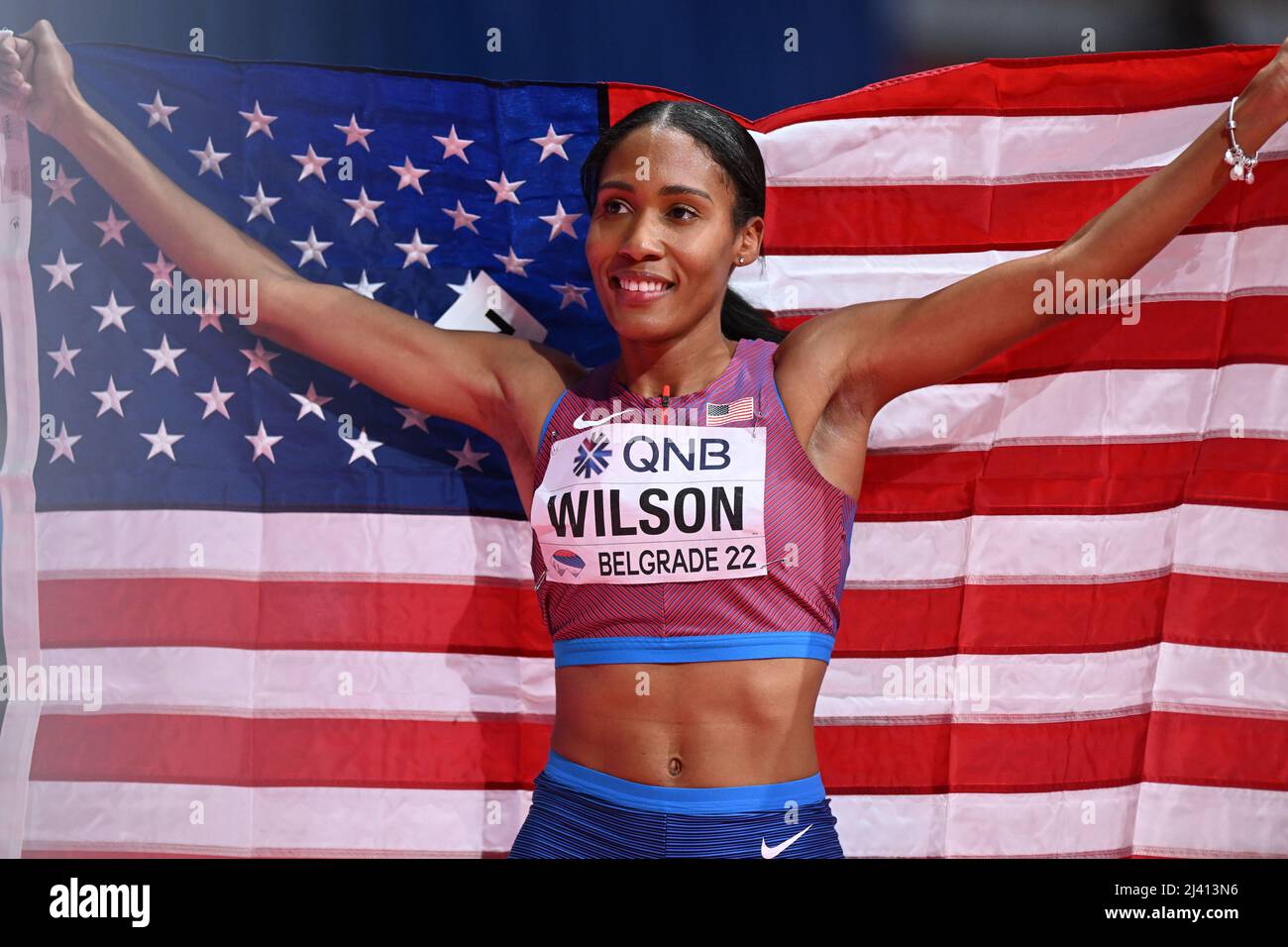 Ajee Wilson mit der EEUU-Flagge bei den Hallen-Weltmeisterschaften 2022 in Belgrad. Stockfoto