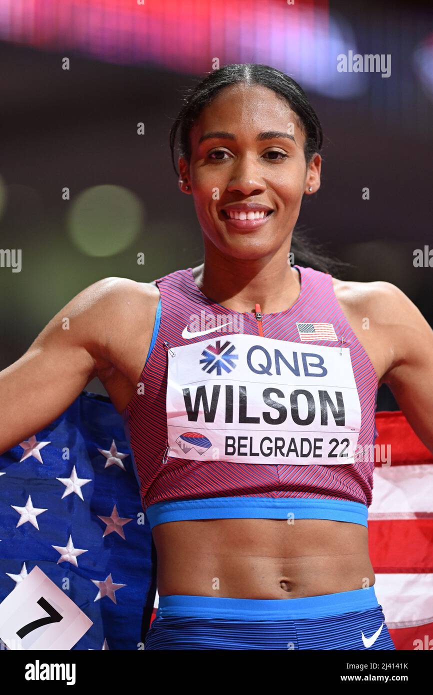 Ajee Wilson mit der EEUU-Flagge bei den Hallen-Weltmeisterschaften 2022 in Belgrad. Stockfoto