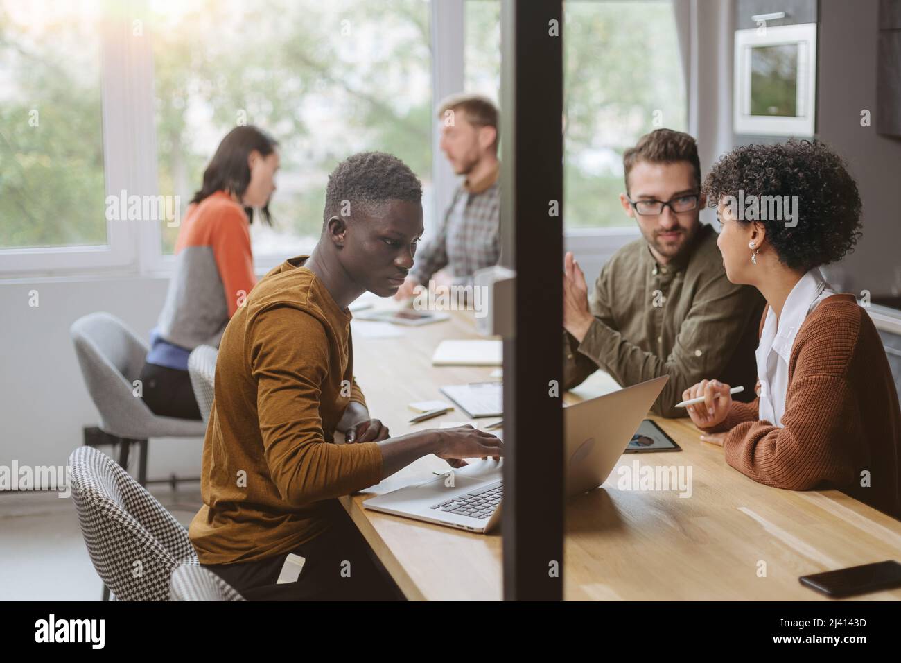 Das multinationale Business-Team arbeitet in einer modernen Halle der Kuhhirten Stockfoto