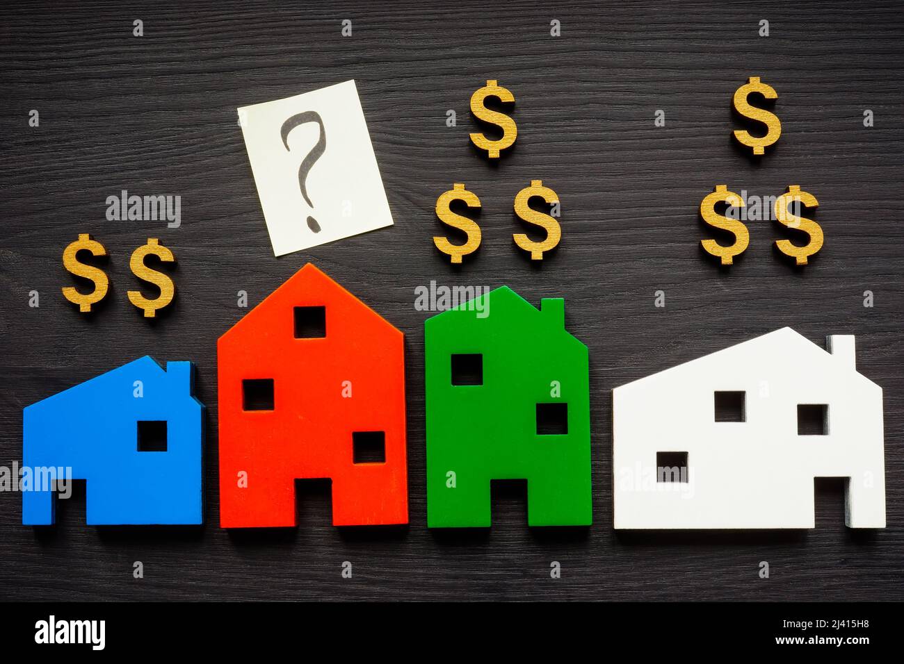Holzhäuser und Dollar-Zeichen.Estimate Home Wert Konzept. Stockfoto