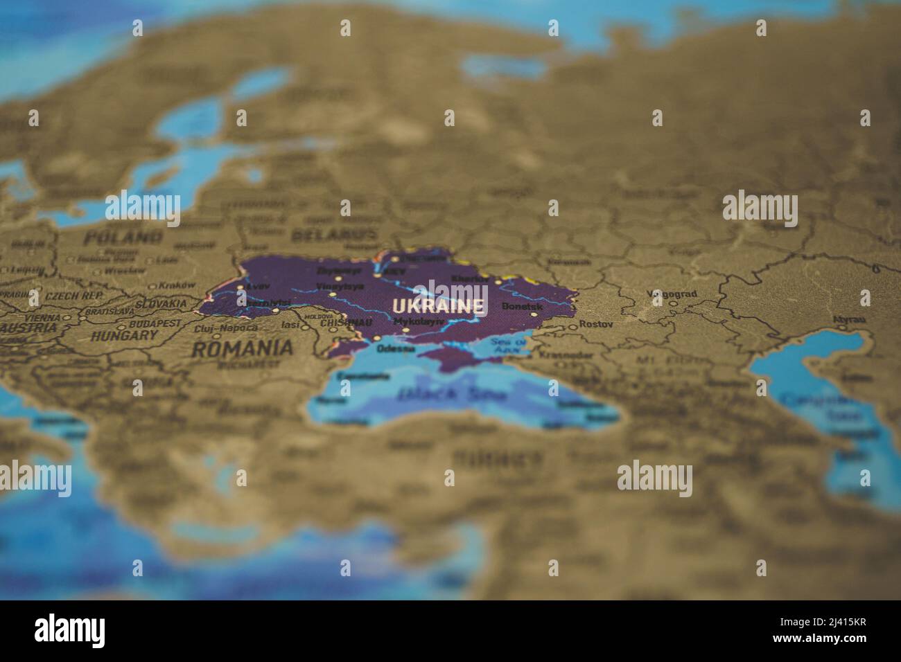 Ukraine auf Papierkarte. Die Ukraine ist ein Land in Osteuropa. Es ist nach Russland das zweitgrößte Land in Europa Stockfoto