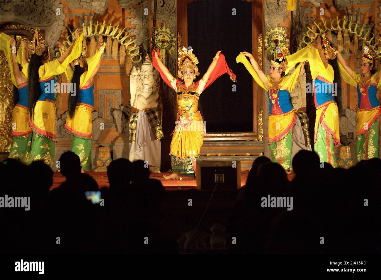 Darsteller während der traditionellen balinesischen Legong- und Barong-Tanzshow im Königlichen Palast in Ubud, Bali, Indonesien. In der Regel dauert die Legong (auch mit Barong-Maskentänzerin) etwa 1,5 Stunden und ist eine der besten Shows in Ubud, die während der Hauptsaison immer mit Zuschauern gefüllt ist. Stockfoto