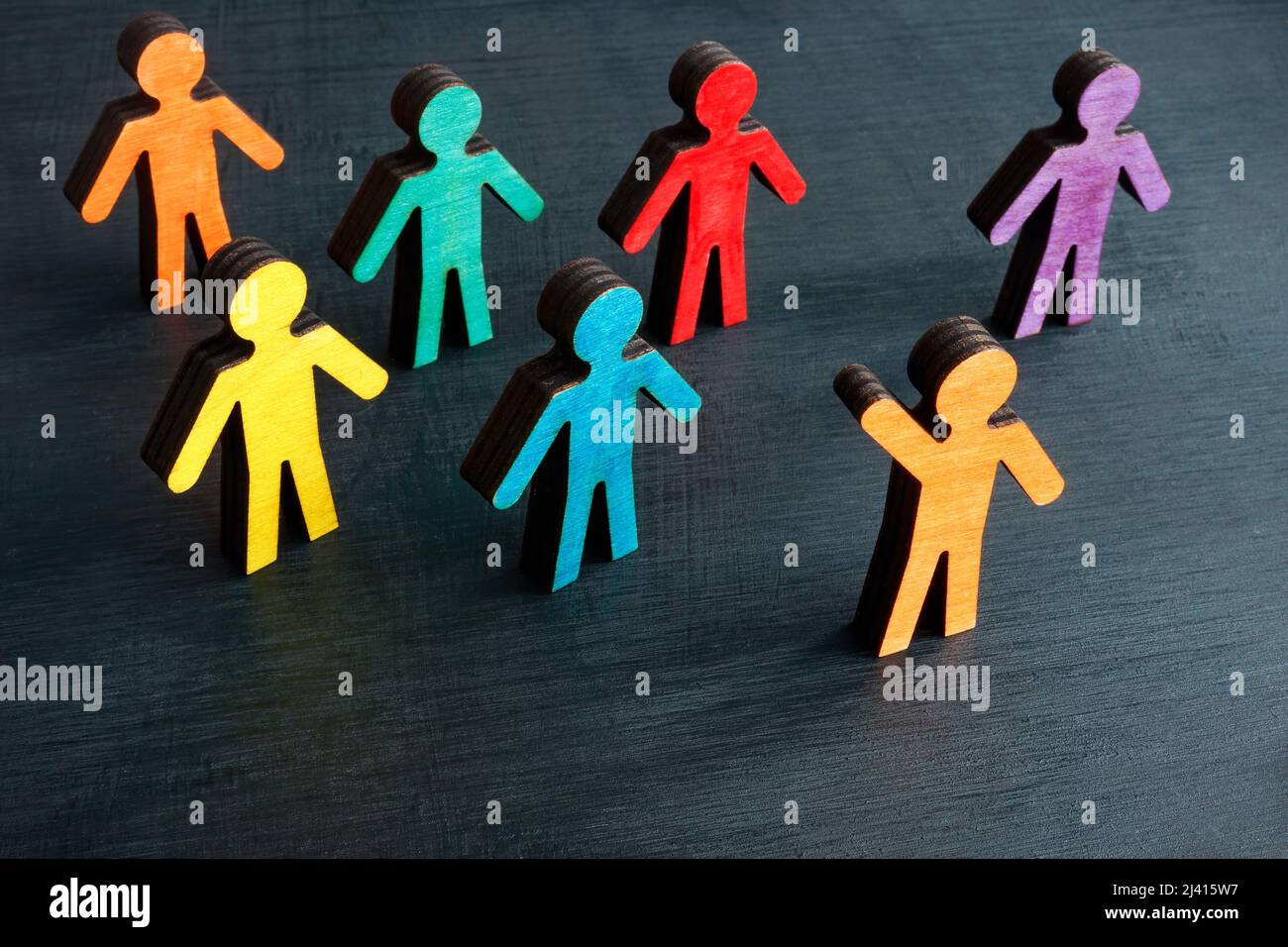 Führung und Vielfalt im Unternehmenskonzept. Farbige Figuren von Menschen. Stockfoto