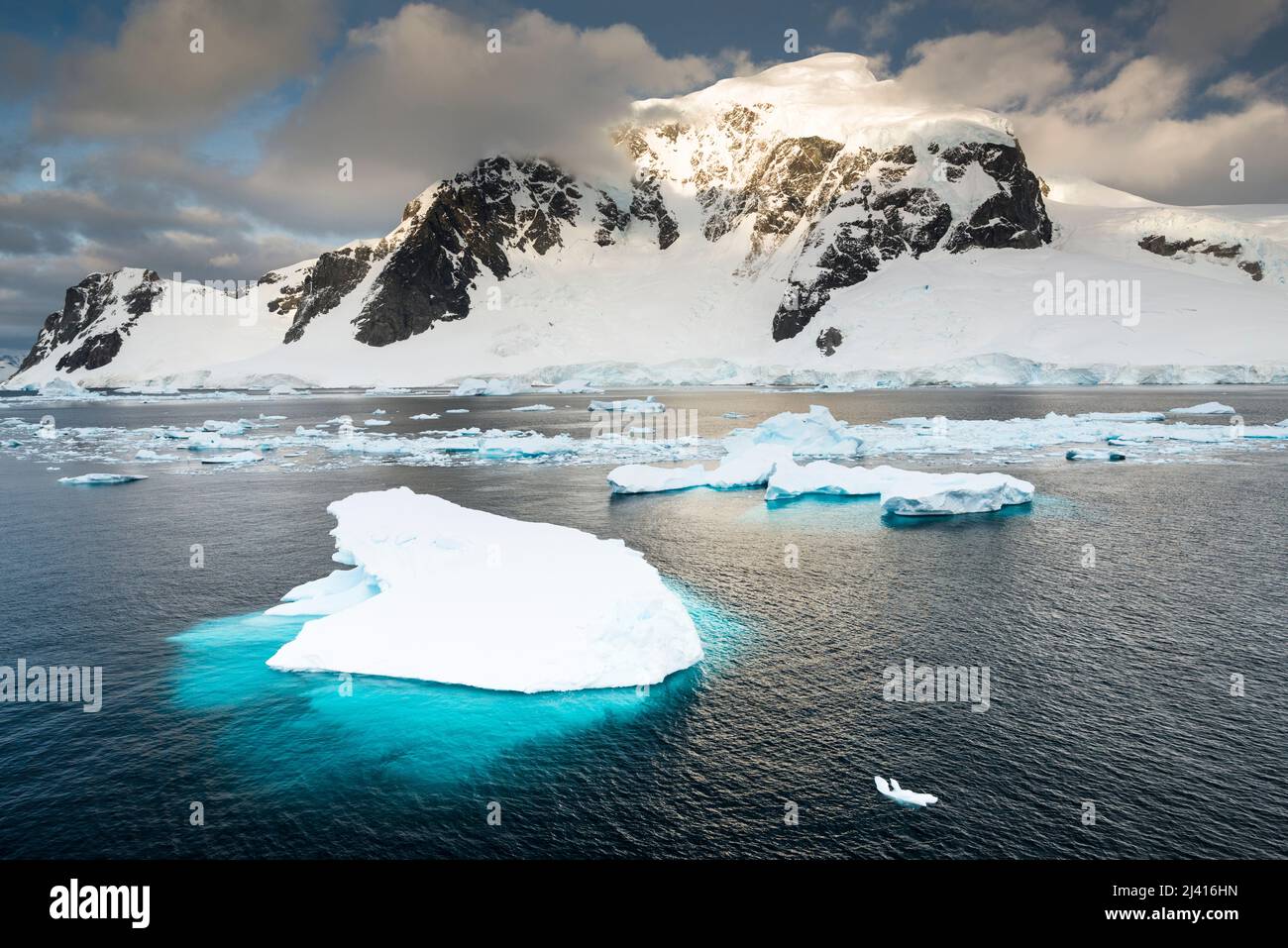 Morgenlicht, Annäherung an die Danco Island, den Errera Channel, Antarktis Stockfoto