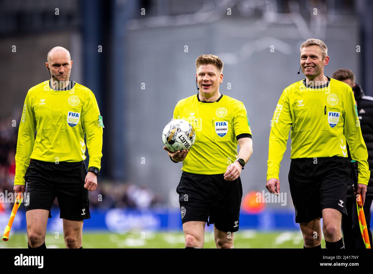 Kopenhagen, Dänemark. 10. April 2022. Schiedsrichter Jakob Sundberg sah mit seinen Linienleuten beim Superliga-Spiel 3F zwischen dem FC Kopenhagen und dem FC Midtjylland in Parken in Kopenhagen. (Foto: Gonzales Photo/Alamy Live News Stockfoto