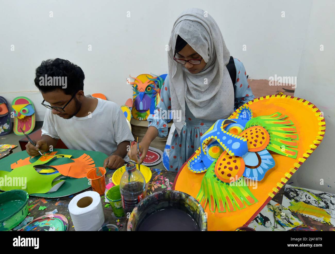 Dhaka. 11. April 2022. Studenten stellen traditionelle Papierarbeiten für das bengalische Neujahr in Dhaka, Bangladesch, am 10. April 2022 her. Das neue Jahr in Bangladesch wird in der Regel jedes Jahr am 14. April gefeiert. Quelle: Xinhua/Alamy Live News Stockfoto