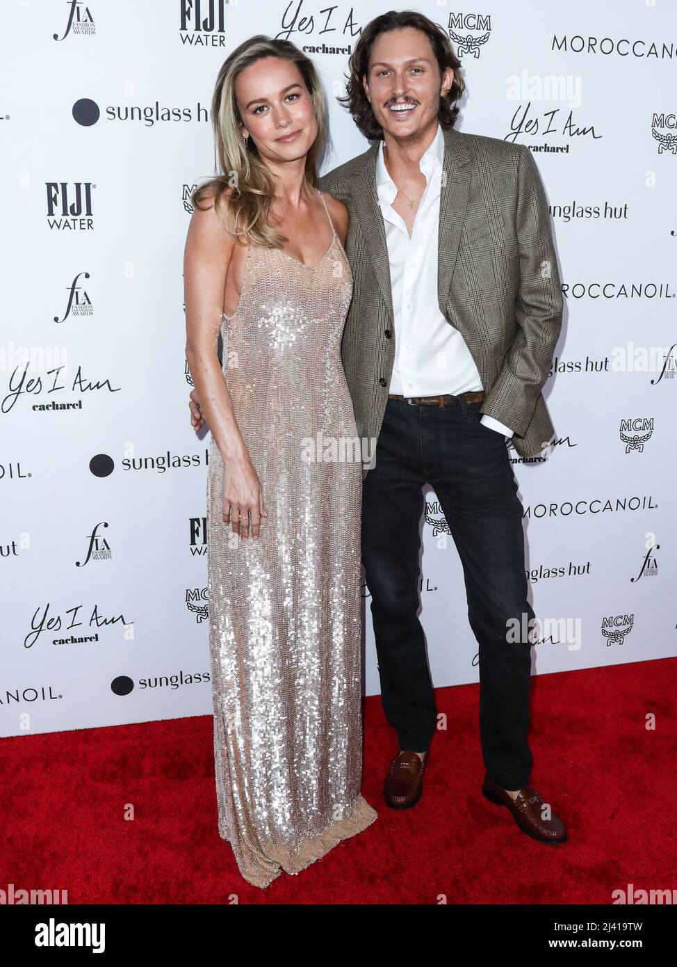 BEVERLY HILLS, LOS ANGELES, KALIFORNIEN, USA - 10. APRIL: Brie Larson und Bryce Scarlett kommen bei den jährlichen Fashion Los Angeles Awards 6. der Daily Front Row an, die von Yes I am Cacharel, Moroccanoil, Sunglass Hut, MCM, FIJI, Whispering Angel und Sleep Spa Hastens fanden am 10. April 2022 im Beverly Wilshire, Einem Four Seasons Hotel, in Beverly Hills, Los Angeles, Kalifornien, USA, statt. (Foto von Xavier Collin/Image Press Agency) Stockfoto