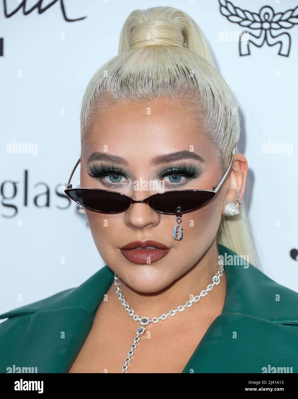 BEVERLY HILLS, LOS ANGELES, KALIFORNIEN, USA - 10. APRIL: Die amerikanische Singer-Songwriterin Christina Aguilera kommt bei den jährlichen Fashion Los Angeles Awards 6. der Daily Front Row an, die von Yes I am Cacharel, Moroccanoil, Sunglass Hut, MCM, FIJI, Whispering Angel und Sleep Spa Hastens fanden am 10. April 2022 im Beverly Wilshire, Einem Four Seasons Hotel, in Beverly Hills, Los Angeles, Kalifornien, USA, statt. (Foto von Xavier Collin/Image Press Agency) Stockfoto