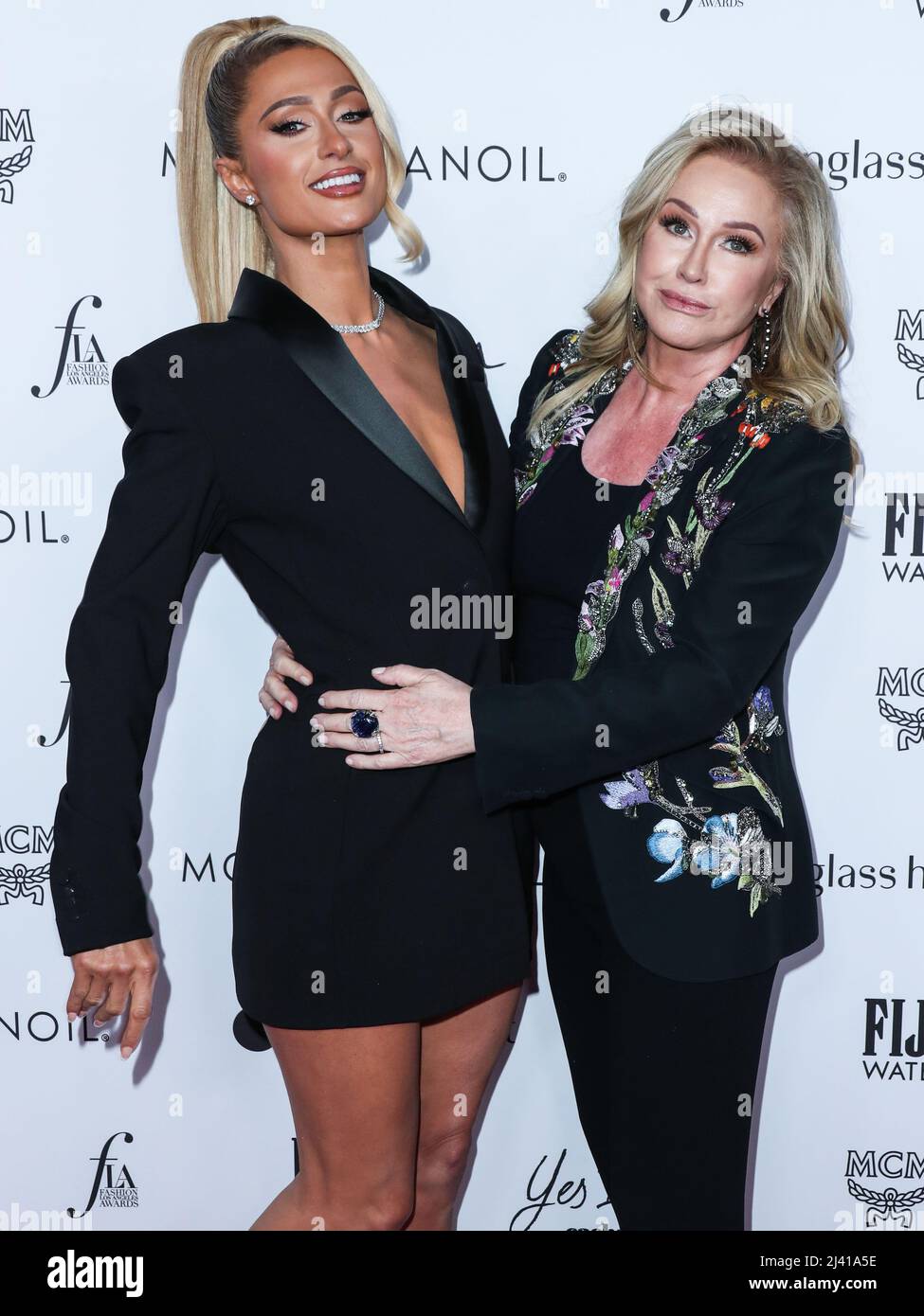 BEVERLY HILLS, LOS ANGELES, KALIFORNIEN, USA - 10. APRIL: Paris Hilton und Kathy Hilton kommen bei den jährlichen Fashion Los Angeles Awards 6. der Daily Front Row an, die von Yes I am Cacharel, Moroccanoil, Sunglass Hut, MCM, FIDSCHI, Whispering Angel und Sleep Spa Hastens fanden am 10. April 2022 im Beverly Wilshire, Einem Four Seasons Hotel, in Beverly Hills, Los Angeles, Kalifornien, USA, statt. (Foto von Xavier Collin/Image Press Agency) Stockfoto