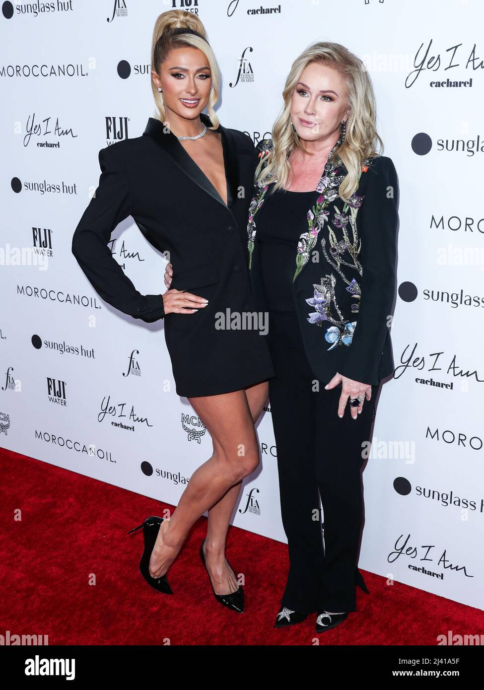 BEVERLY HILLS, LOS ANGELES, KALIFORNIEN, USA - 10. APRIL: Paris Hilton und Kathy Hilton kommen bei den jährlichen Fashion Los Angeles Awards 6. der Daily Front Row an, die von Yes I am Cacharel, Moroccanoil, Sunglass Hut, MCM, FIDSCHI, Whispering Angel und Sleep Spa Hastens fanden am 10. April 2022 im Beverly Wilshire, Einem Four Seasons Hotel, in Beverly Hills, Los Angeles, Kalifornien, USA, statt. (Foto von Xavier Collin/Image Press Agency) Stockfoto