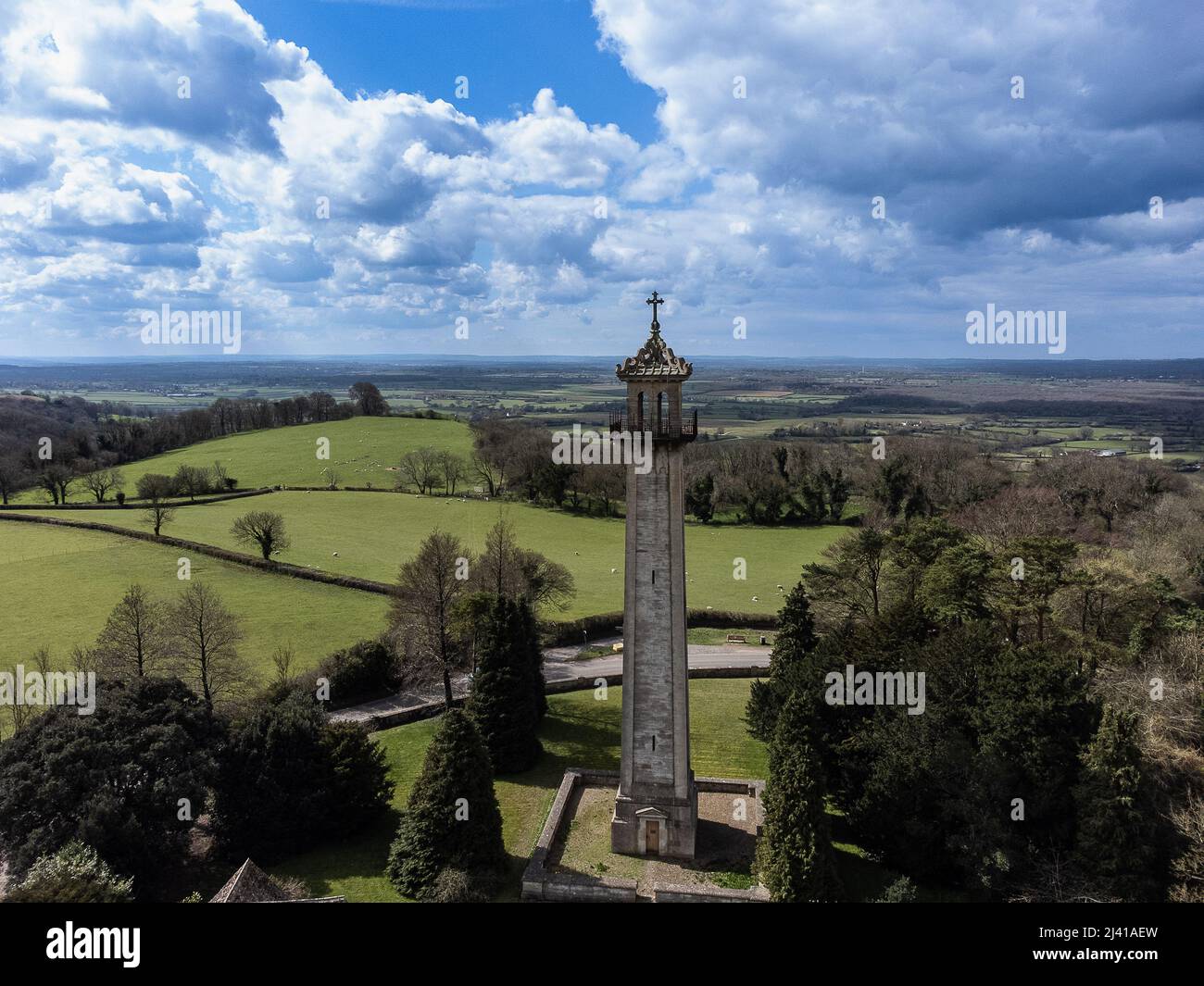 Luftaufnahme des Somerset Monument in Hawkesbury Upton, S. Gloucestershire. Erbaut 1834 zum Gedenken an Lord Robert Somerset Soldat und MP. Stockfoto