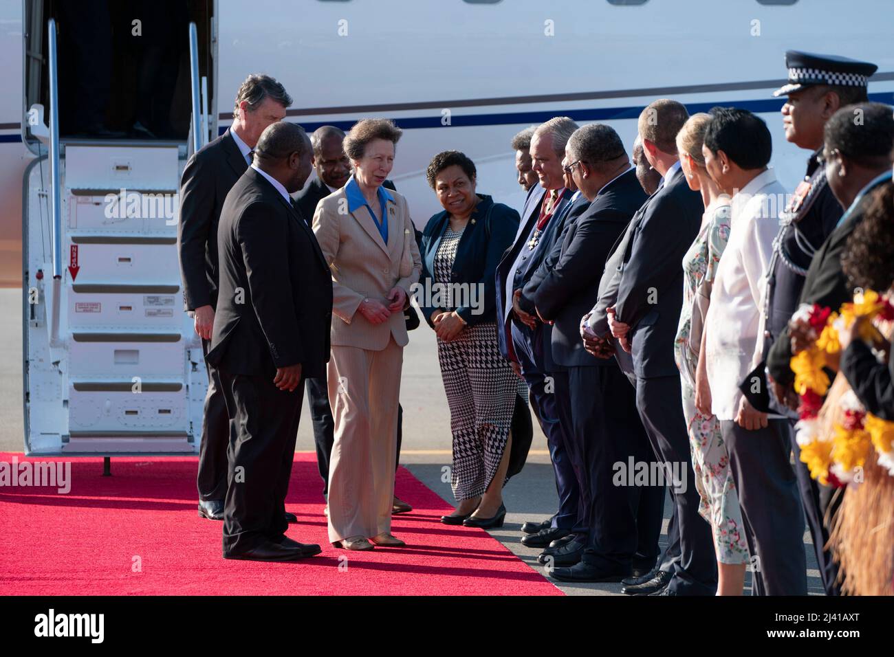 Der Königliche und Vizeadmiral Sir Tim Laurence kommt am ersten Tag der königlichen Reise nach Papua-Neuguinea im Namen der Königin am Jackson International Airport in Port Moresby an, um das Platin-Jubiläum zu feiern. Bilddatum: Montag, 11. April 2022. Stockfoto