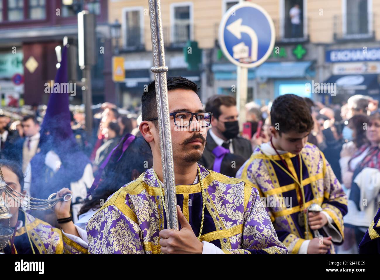 Madrid, Spanien, 10.. april 2022. Menschen in den Straßen von Madrid feiern „Domingo de Ramos“ nach zwei Jahren COVID-19-Notstand. Es ist die Tradition Stockfoto