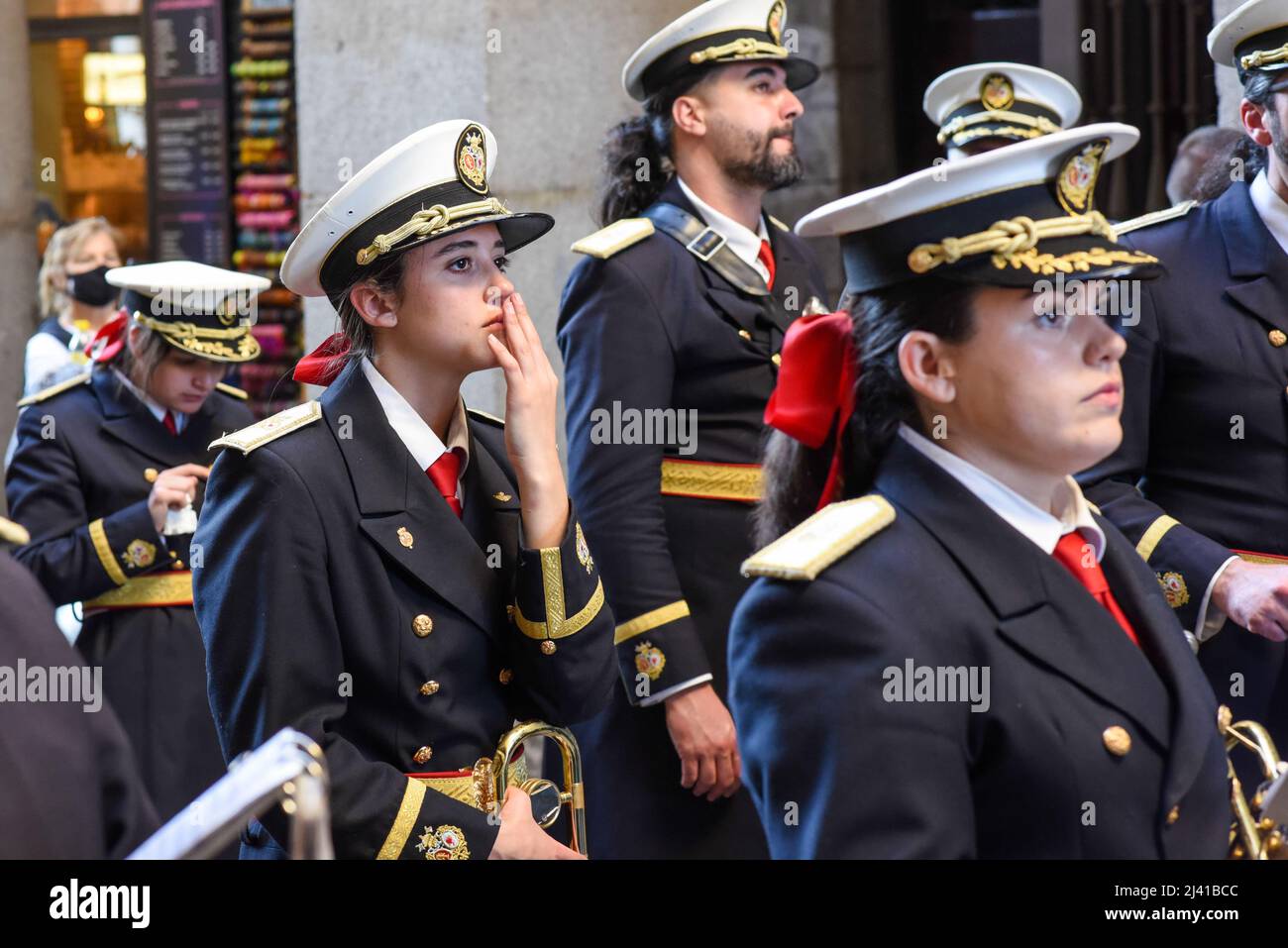 Madrid, Spanien, 10.. april 2022. Menschen in den Straßen von Madrid feiern „Domingo de Ramos“ nach zwei Jahren COVID-19-Notstand. Es ist die Tradition Stockfoto